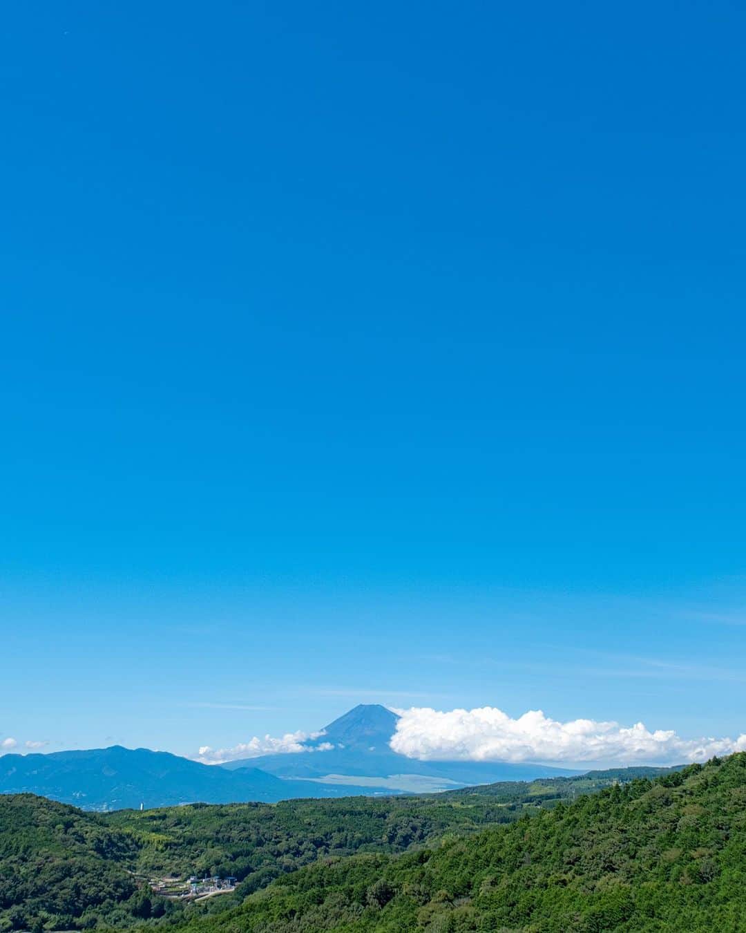 豊大槻さんのインスタグラム写真 - (豊大槻Instagram)「Camera: FUJIFILM X-H2 16-80mm f10 SS1/250 ISO200 ・ ・ 移動の合間 富士山が見えたので 思わずシャッターを... ・ ・ 富士山の雪解け水が 夏に湧き水を生むって なんか神秘的 ・ ・  #富士山  #夏の富士山  #夏の景色  #風景  #自然  #写真  #写真好きな人と繋がりたい  #カメラマン  #映像クリエイター  #三島  #花が好き  #自然が好き  #海が好き  #癒し  #mtfuji  #mountain  #view  #countryside  #country  #healing  #photo  #clearwater  #photography  #nature」8月31日 12時09分 - yutakachi