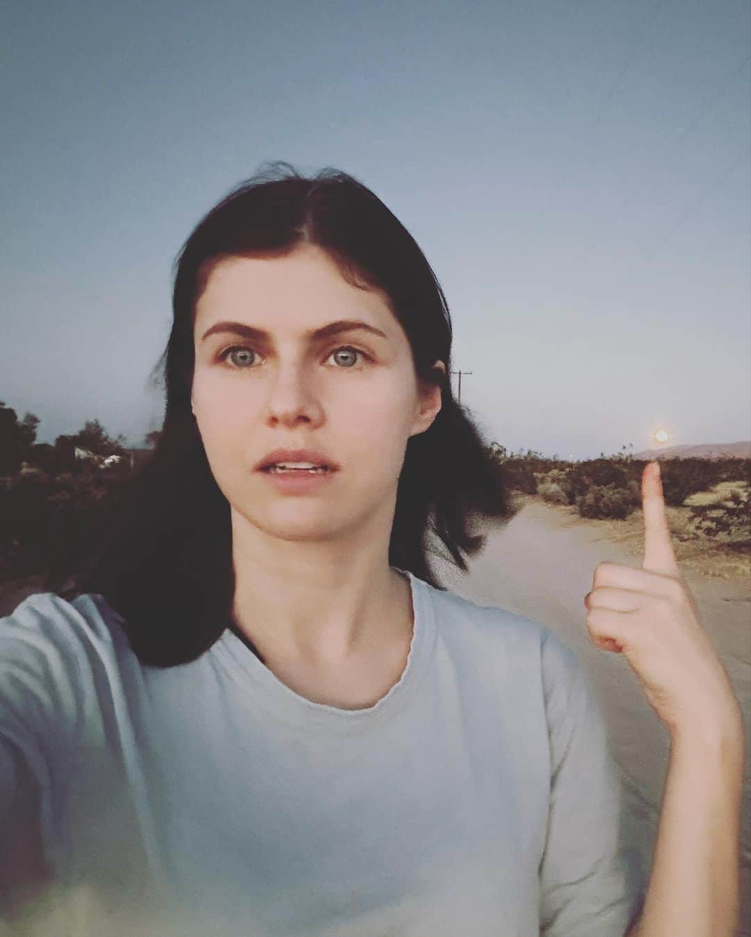 アレクサンドラ・ダダリオのインスタグラム：「Go look at the moon!」