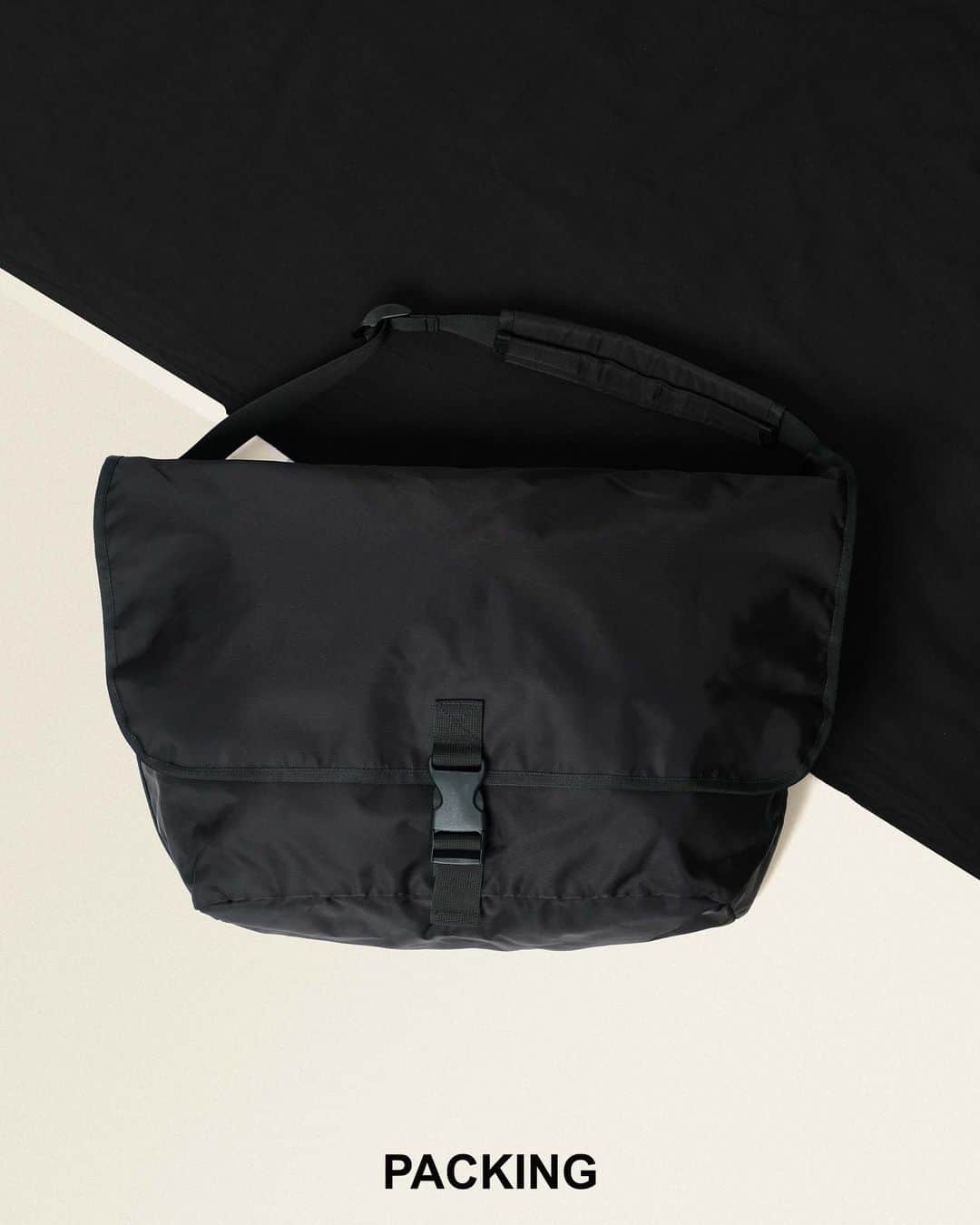 ビームスさんのインスタグラム写真 - (ビームスInstagram)「… PACKING × B:MING by BEAMS 『2 Pocket backpack』  『Messenger bag』  @packing_2018 @bmingbybeams_official  “アメリカのスーパーに雑多に売られているような、毎日使うバックパック”をコンセプトに2018年にスタートした〈PACKING〉。3度目のコラボレーションとなる今回は、日常使いとデザイン性を兼ね備えた「バックパック」と「メッセンジャーバッグ」が登場します。  本作では、素材を滑らかな風合いで光沢のあるポリエステルに変更。シンプルで野暮ったいブランドらしさもありながらも、どこか品のあるデザインにアップデートしています。  またポケットワークも日常使いを高めたこだわりの仕様に。 バックパックは、フロントポケットの内部により気の利いたディテールを搭載。アウトドアギアから着想を得て、メッシュポケットとユーティリティフックを取り付けました。また、底には水の浸透を防止するターポリンを貼り、ショルダーにはイヤホンやウォレットを取り付けられるD菅を配置するなど、細かなこだわりも随所に散りばめています。  メッセンジャーバッグでは、メインポケットへ直接アクセスできるサイドファスナーを設置。また内部には、小分けされたガジェット用ポケットとユーティリティフックも完備しました。さらに、両型ともインラインにはないPCスリーブを設置し、日常使いだけでなくビジネスシーンでもその機能を発揮してくれます。  本作は〈B:MING by BEAMS〉取り扱い店舗、およびビームス公式オンラインショップで発売中。  アイテムはこちら！ https://bit.ly/PACKING2309 🔗→@beams_official ストーリーズハイライト”Pick up Items”より  #packing2018 #bmingbybeams #beams #パッキング2018 #ビーミングバイビームス #ビームス」9月2日 20時00分 - beams_official