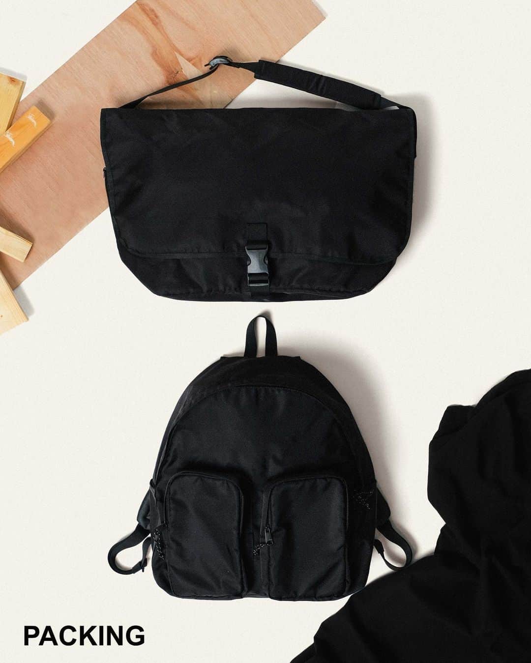 ビームスさんのインスタグラム写真 - (ビームスInstagram)「… PACKING × B:MING by BEAMS 『2 Pocket backpack』  『Messenger bag』  @packing_2018 @bmingbybeams_official  “アメリカのスーパーに雑多に売られているような、毎日使うバックパック”をコンセプトに2018年にスタートした〈PACKING〉。3度目のコラボレーションとなる今回は、日常使いとデザイン性を兼ね備えた「バックパック」と「メッセンジャーバッグ」が登場します。  本作では、素材を滑らかな風合いで光沢のあるポリエステルに変更。シンプルで野暮ったいブランドらしさもありながらも、どこか品のあるデザインにアップデートしています。  またポケットワークも日常使いを高めたこだわりの仕様に。 バックパックは、フロントポケットの内部により気の利いたディテールを搭載。アウトドアギアから着想を得て、メッシュポケットとユーティリティフックを取り付けました。また、底には水の浸透を防止するターポリンを貼り、ショルダーにはイヤホンやウォレットを取り付けられるD菅を配置するなど、細かなこだわりも随所に散りばめています。  メッセンジャーバッグでは、メインポケットへ直接アクセスできるサイドファスナーを設置。また内部には、小分けされたガジェット用ポケットとユーティリティフックも完備しました。さらに、両型ともインラインにはないPCスリーブを設置し、日常使いだけでなくビジネスシーンでもその機能を発揮してくれます。  本作は〈B:MING by BEAMS〉取り扱い店舗、およびビームス公式オンラインショップで発売中。  アイテムはこちら！ https://bit.ly/PACKING2309 🔗→@beams_official ストーリーズハイライト”Pick up Items”より  #packing2018 #bmingbybeams #beams #パッキング2018 #ビーミングバイビームス #ビームス」9月2日 20時00分 - beams_official