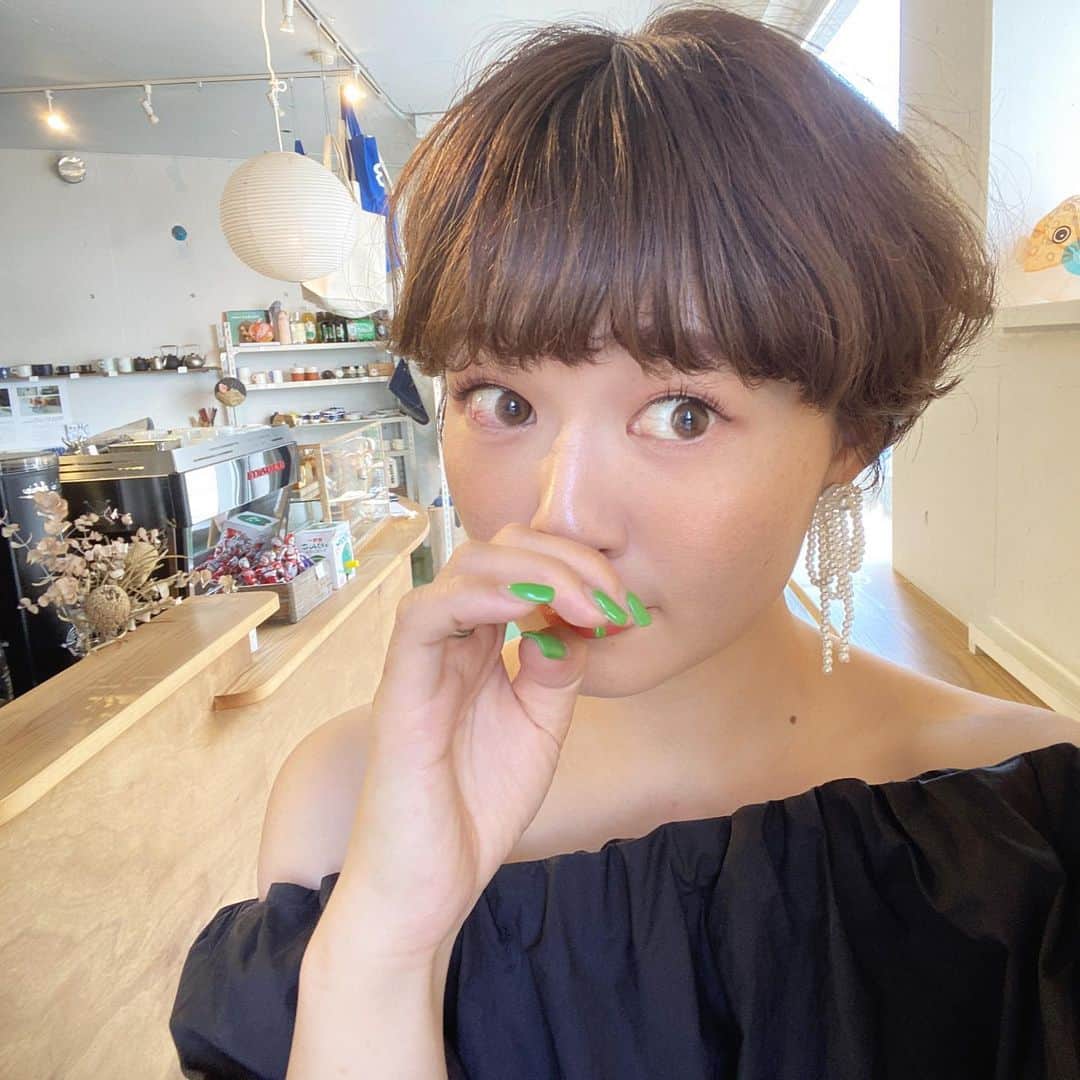 yukichi_yukiのインスタグラム：「久しぶりに前髪つくった🫶🏻#久しぶりだね  もう秋色にしたくて ココアブラウンにしてもらったよん🤍  cut: @mizuki___hair さん color: @akamatsu_haircolor さん いつもありがとうございます🤍  #ショートヘア#ショートヘアアレンジ #ショート  #newhair #shorthair  #ゆきちゆき」