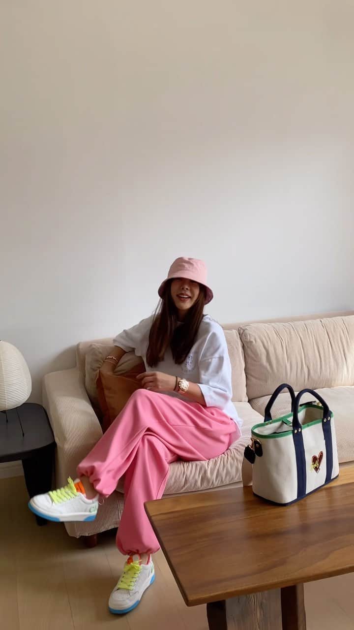 キム・ジュニのインスタグラム：「아랫단 스트링을 조여서  조거팬츠처럼 입어봤어요! 스트링을 조이거나 풀며 그날의 룩에 맞춰 입으실수 있죠 바지 밑단이 끌리는게 싫으시다면 스트링을 조여 입어보세요:)  아! 숏버전도 있으니 160이하이시면 숏으로! 160이상이시면 기본버전에서 요렇게 스트링 조여 입으시면 딱!  핑크는 어? 너무 튀나? 싶지만 블랙이랑 입으면 너무 튀지 않고 딱 예뻐요 ㅎㅎ   사이즈 안내는 곧 드릴께요!! #금요일오픈 #투웨이핀턱밴딩팬츠 #어버브」