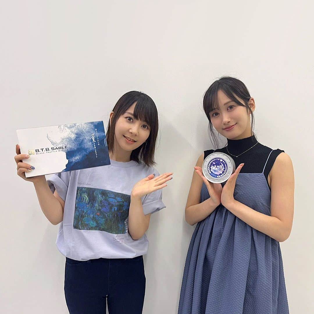 種田梨沙のインスタグラム：「✨💖  ラジオに南早紀ちゃんが来てくれました！  意外！という声が多かったのですが 最近プライベートで会う機会があったり 話せば話すほど共通の趣味が多かったりと、 めっちゃ話しやすくて気が合うなって思ってます♪  ゲストに誘ったキッカケが 音泉さんのスタジオですれ違った時に ナンパするように声をかけたというのも ある意味ご縁があったんだなあーと…笑  とくにオタク的な感性に親近感を感じています…♡  まだまだ話したい事たくさんあるので 今後も沢山絡みに行きたいと思います！  ちなみにこの日に食べた トリュフ味のクッキーがめちゃくちゃ お酒のつまみにぴったりで超好みの味でした✨  オススメ！！  #南早紀 #種田梨沙 #この日たまたま同じブランドの服 #リリーブラウン」