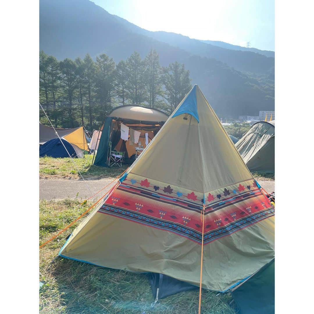 前田彩名のインスタグラム：「有言実行🏕️  今年の #フジロック は初めてのテント泊。 土曜の朝に入って、 偶然にも撤退準備中のお兄さんに遭遇し、 そこ空きますか？と声をかけて 入り口からも近いCサイトに張れることに！ 通路側で迷うこともない、良い場所をゲット🏕️！  いかんせん通路側なので、 若干ロープの引っ張り具合が足りない箇所もありましたが笑、 まぁ、なんとかなりました。笑  テント泊で感じたことはたくさんあって、 まず会場がめっちゃ近い。 夜は音漏れを聴きながら眠れる☺️  ただ噂通り明け方からテント内が暑くなるので、睡眠時間の確保が必須。 夜遊び派としては悩ましいところ。 昼間に会場でこんなに寝たフジロック初めてやったもん。笑  2日とも雨は一滴も降らなかったので、 寝転べるレジャーシート最強でした‥！ 慣れたら体力の使い方うまくなるかな🧐？  お風呂は会場出て少し歩いたところに温泉があったので、 もっぱらそこに入りに行きました♨️ 車も付近に駐車してたので、 お風呂セットや荷物の出し入れが楽だった☺️ 座席フラットにしてマット敷いて、 ハスラーで車中泊もしましたが、 これはこれで良い感じ。 (車中泊が可能な駐車場を借りました) 車中泊はキャンプで一回やってたこともあったから 余計にかな？  テントでも車でも疲れていたので よく眠れました。笑 最近は夜行バスだと眠れないからなぁ‥ マイカーで来ての車中泊もアリかも🙆 運転が大変だけど💦  ライブの感想は、 とにかくただひたすらに、 Cory Wongがベストアクト！ あんなに全員が上手いバンドメンバーで来日してくれて、 ありがとうすぎる‥  本人のGtはもちろんなのだが、 ドラムもキーボードもホーン隊も あんなにキレキレな演奏初めてで、 忘れられないよ。 ヘヴンにいる全員が同じ温度感で 演奏に身体と心をグワって持って行かれてザワつく感じ、久々に味わったな。 私 同い年でビックリしてるんだが。 またすぐ来てほしい🙏  Louis Coleも遊び心たっぷりで楽しかった😉」