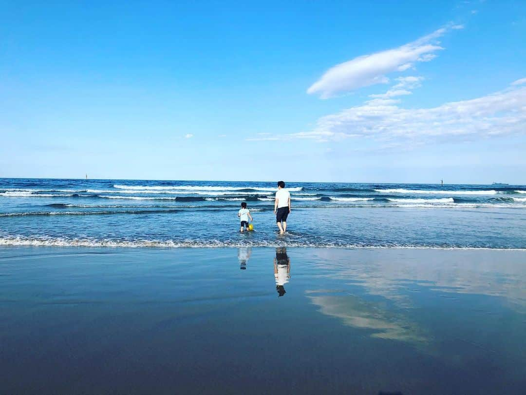 綾瀬マリアのインスタグラム：「#浜通りフォト部 #薄礒海岸 #福島県いわき市  空が映る大きな鏡みたいな、美しい海岸。 娘とパパしかいない昼下がり。  #海　#太平洋 #日本　#japan  #1年生 #青空 #綺麗な風景」