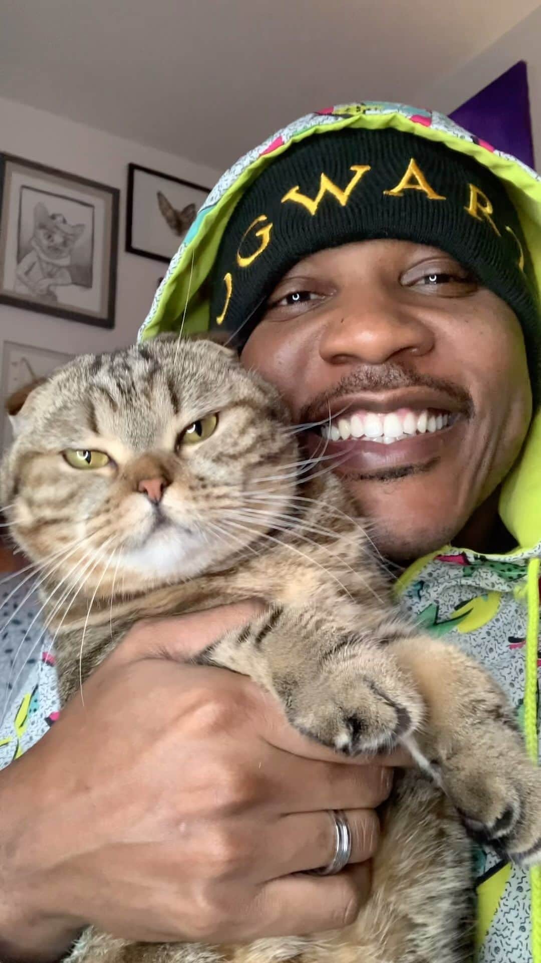 MSHO™(The Cat Rapper) のインスタグラム：「Me and lil Parmesan coming through real quick!! Cat people stand up!!! #TheCatRapper #CatMan #CatMom #CatLady #CatDad #MoGang」