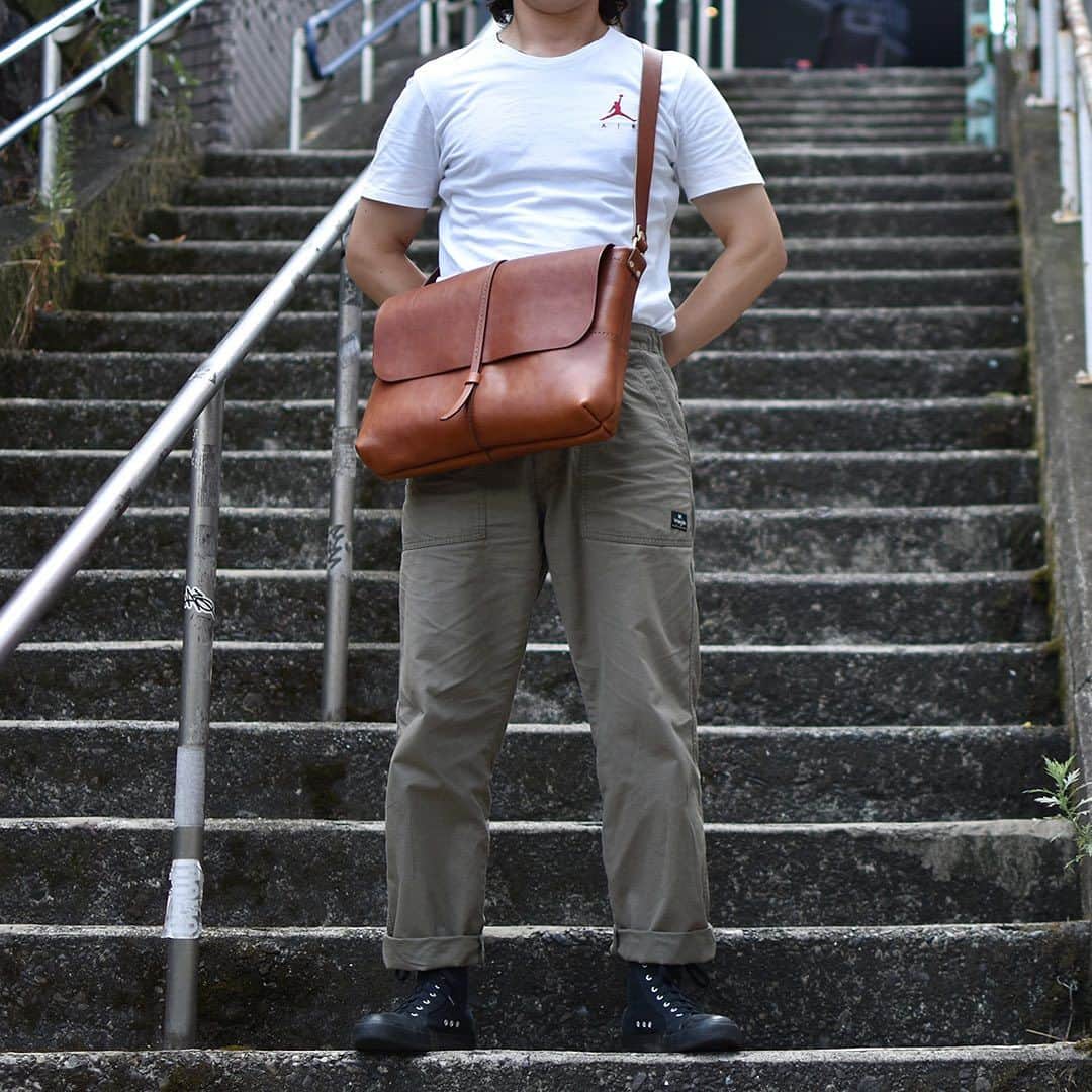 HERZ ヘルツさんのインスタグラム写真 - (HERZ ヘルツInstagram)「こんにちは！ヘルツオンラインショップです！  今日はベルト留めのショルダーバッグ(CK-3)のLサイズのチョコ色を着用してみました😄 着用者の斎藤はこの鞄にどこかミリタリーの雰囲気を感じたそうです🪖  かぶせの前ベルト、本体に走るステッチ。 厚みのある革を太めの糸で作るヘルツらしさも存分に感じられるバッグです👍  スターレと言うソフトレザーで作られ、シンプルな構造のため 使い勝手も良いですよ❗️  #herz #herzbag #leather #leatherbag #leathergoods #leathercraft #madeinjapan #ヘルツ #革 #革鞄 #鞄 #革製品 #日本製 #レザー #レザーバッグ #レザークラフト #shoulderbag #ショルダーバッグ」8月31日 10時55分 - herz_bag
