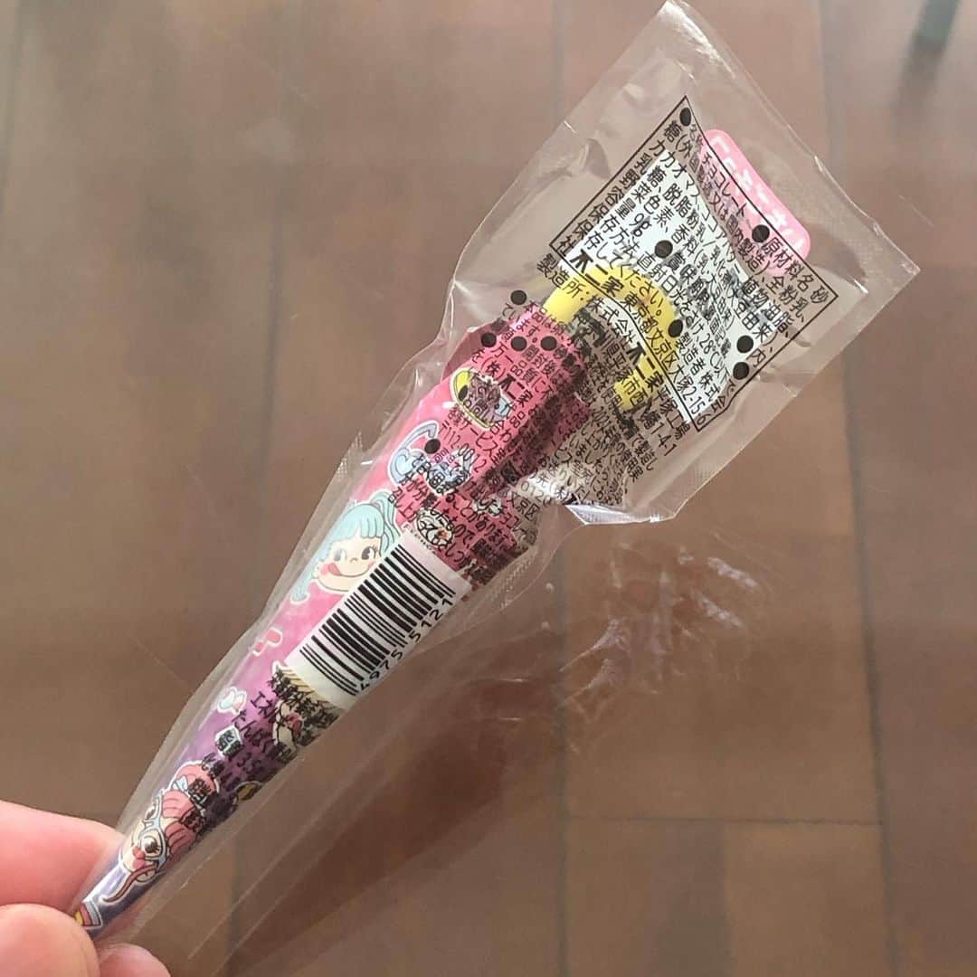 のインスタグラム：「こないだのひろしげ珈琲倶楽部さんとこで帰り際に買った駄菓子いろいろ。パラソルチョコとか懐かしくない？  で、10円チョコ…  なんと当たった✨✨✨」