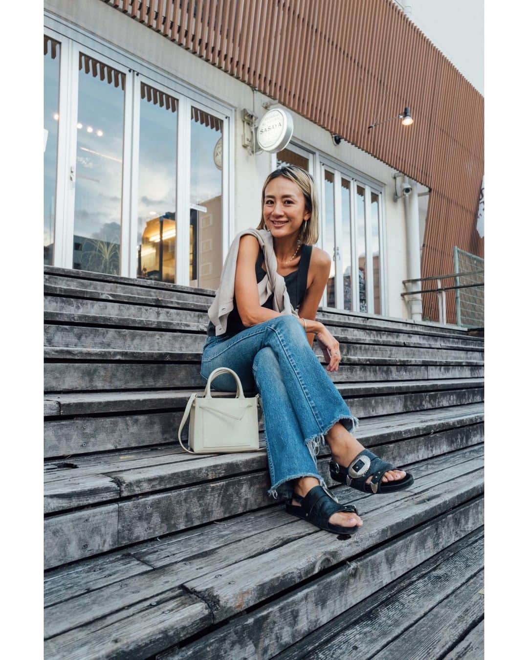 のインスタグラム：「・ このBAG、好きすぎる◡̈ 小さいけど荷物が入るやつが好き 車でも自転車のカゴの中でも 安定して置けるのも私にとってはポイント高い  感覚的なバランスのサイズ感て ハマるとキュンとするよね  1stサンプル上がった時から ビビッと来て ほぼ修正なしでできた♡ @h.v.f.n   このサンダルも もう10年くらい履いてるんじゃないかな 何度も底を直してずっと履いてる なかなかここまで気にいるのって 出会えないんだなぁ @togaarchives   #hvfn #bag #sandale #fashion #coordinate」