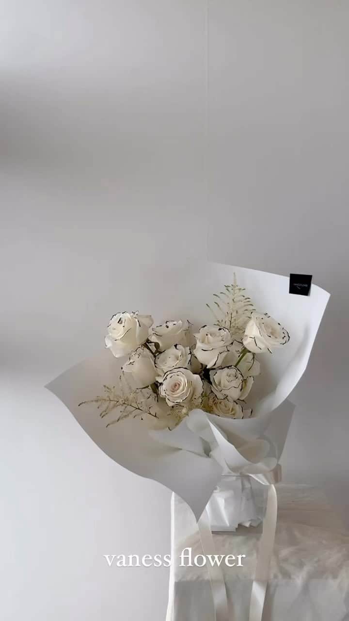 플로리스트 이주연 florist Lee Ju Yeonのインスタグラム：「. . 샤넬장미 🤍🩶🖤 .  바네스플라워 VANESS FLOWER . Katalk ID vaness52 E-mail vanessflower@naver.com . Paypal payment possible . 서울시 중구 청파로464 브라운스톤서울 101동2806호 📞02-545-6813」