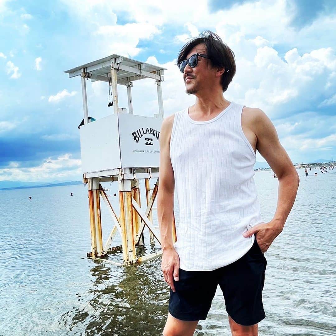 水谷あつしのインスタグラム：「8月も今日でお終いですか。 残暑厳し過ぎますが、本日も『あたっくNO.1』稽古場へ向かいます。 数日前お休みになり、今年初めて海行ってきました。 江ノ島。 一番夏らしい事した一日でした。 さあ、稽古頑張ろ。  #江ノ島」
