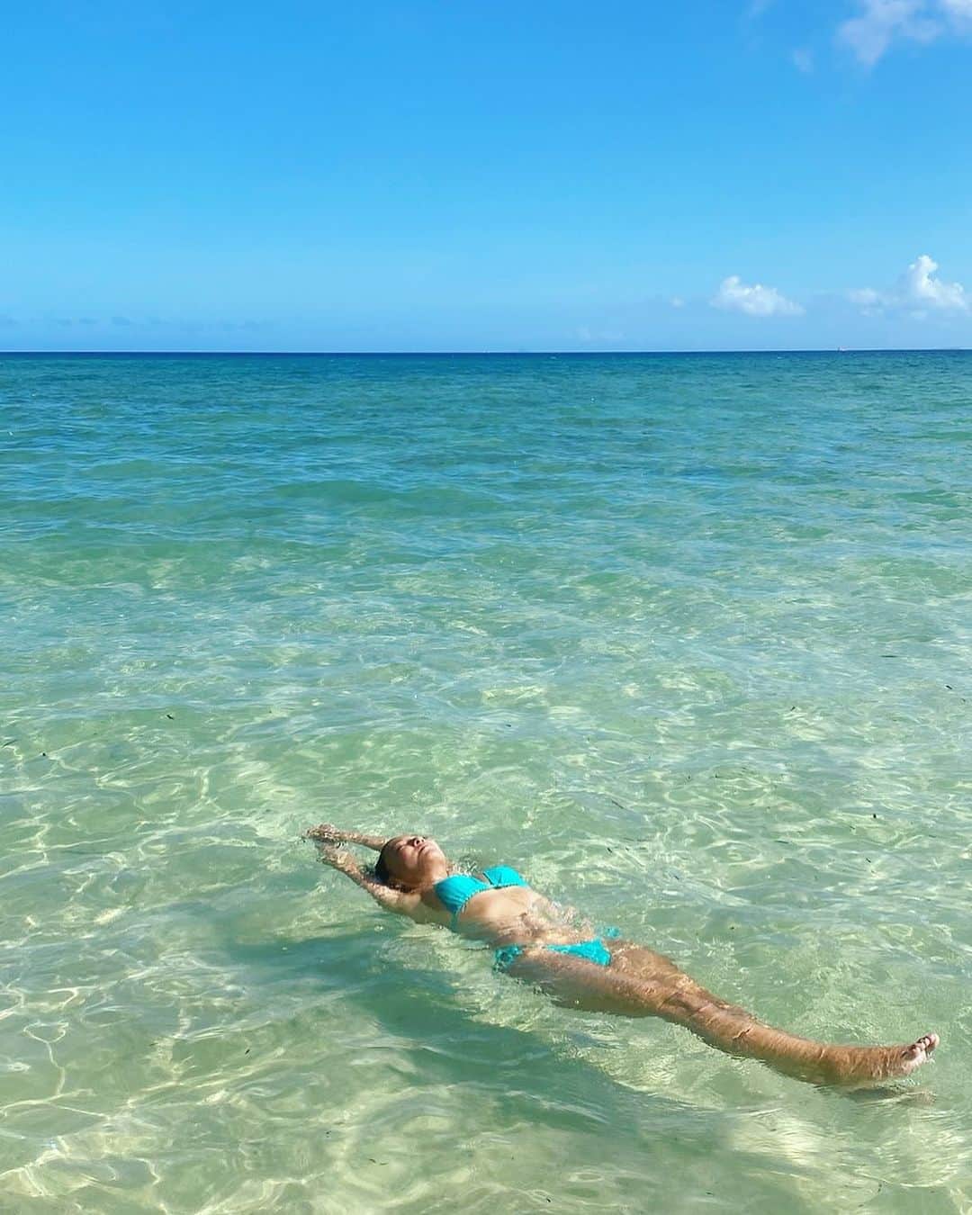 福田朋夏さんのインスタグラム写真 - (福田朋夏Instagram)「朝早くから瞑想しに海に行こうねって言ってたのすっかり忘れてて、ゆうこちゃんが家に迎えに来た時、「どうした？？」って聞いちゃったけど😂 行ってみると海で瞑想は自分と海と向き合えてやっぱり気持ち良いし、終わった後海で泳ぐのも最高で良い1日が始められた。 この習慣を身につけよう😊✨  @moriiyuko_unico_okinawa   #okinawa #freediving #meditation」8月31日 11時12分 - tomoka_fukuda