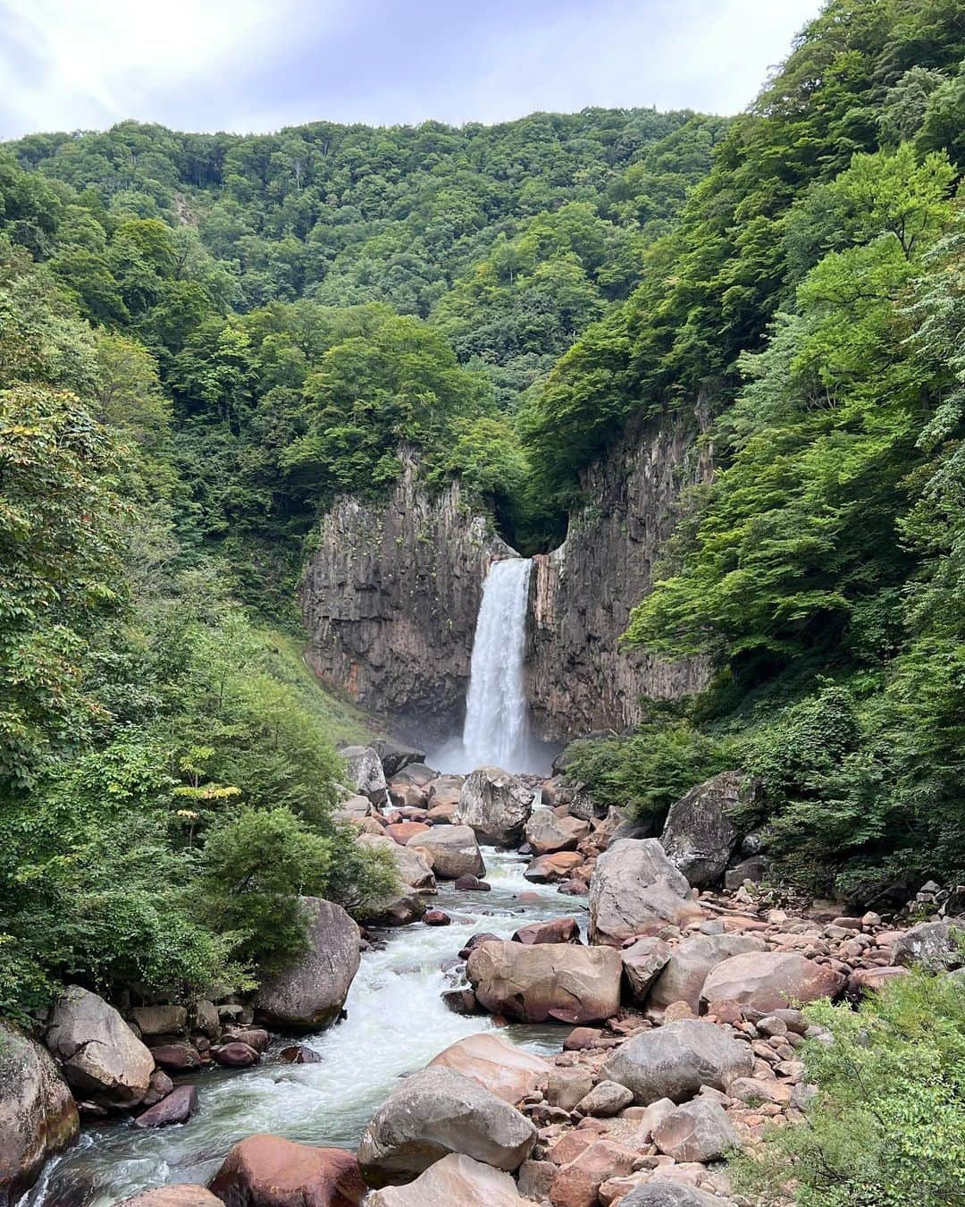 ファンタジスタさくらださんのインスタグラム写真 - (ファンタジスタさくらだInstagram)「苗名滝が最高でした  ペンションは @bjork_myoko へ  癒されて目が澄むとみえてなかったものが見えてくる　　  長野は本当に素敵なところばかり 今日は元気に作業再開👚🎀」8月31日 11時05分 - fantasista_sakurada