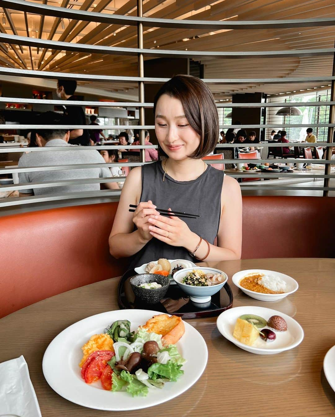 西野沙瑛さんのインスタグラム写真 - (西野沙瑛Instagram)「先日、ヒルトン小田原リゾート＆スパへ泊まりに行ってきました🌴 都心から約1時間と近いのに、 全室オーシャンビューや10種類のプールがあったりと リゾート感満載でとってもリフレッシュできました🌿  最近「ヒルトン・オナーズ アメリカン・エキスプレス ® ・カード」に入会したので、たくさんの特典を受けられました💳！  このカードでヒルトン・オナーズのゴールド会員になれちゃうので、 朝食が２名まで無料になったり、  空室状況によってはお部屋もアップグレードしてくれます✨ レストランは飲食代から最大25％割引（2023年12月末までの期間限定で、一部のレストランは対象外だそう）もあるし、  他にも、入会ボーナスポイントがもらえたり、 年間150万円以上の利用とカードを継続すると ウィークエンド無料宿泊特典も1泊もらえるからお得🉐   前まではクレカポイントはマイルに換算していたけど、  ホテル提携カードで旅行先で特典を受ける方がお得感ある気がする◎  国内にヒルトングループのホテルは24軒もあるから、 ヒルトンでのお食事や普段のショッピングも このカードで楽しみながら、 今度は行ったことないヒルトンホテルで お得にホテルステイしたいな～！✈️🤍  Photo（３,4) Taro Ohta @amexjp @hiltonodawara  #Amex #アメックス #ヒルトン #hiltonhonors #ヒルトン小田原 #Promotion #hanako #ハナコラボ」9月1日 10時00分 - sae_golf