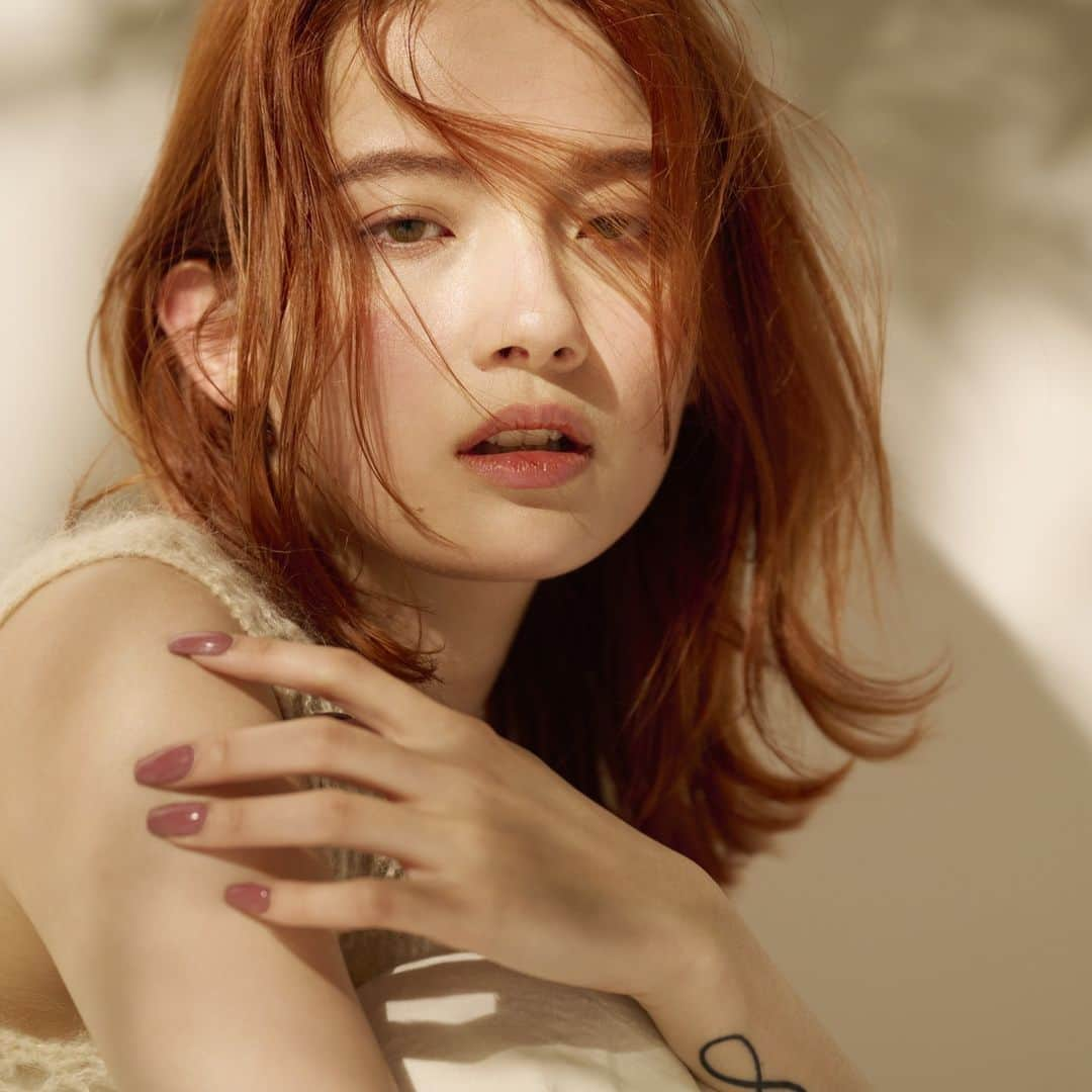 Aveda Japanのインスタグラム：「#アヴェダカラー で髪も秋色に🍂🍁  日本人の髪を研究して開発。 髪のダメージだけでなく環境にも配慮した、アヴェダならではのヘアカラーです🎨まるでトリートメントをしたかのようなツヤやかな髪色に仕上げます。  今だけ、#アヴェダカラー をお受けいただいた方限定で、カラーヘア用シリーズ #カラーコントロール が10%オフに！  詳しくは各サロンまでお問い合わせください。 #アヴェダサロン のリストはプロフィールから！  special thanks @masahonda  @chuwotomo」