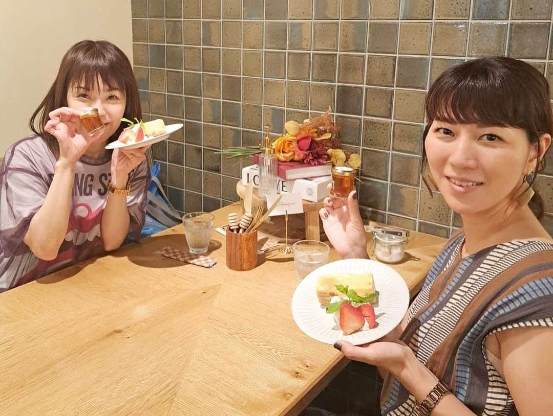 前田彩名さんのインスタグラム写真 - (前田彩名Instagram)「@chikayo_baby  川原ちかよさん。 何を隠そう、 お喋りモンスターのちかよさんとも ちょこちょこお会いしていまして🥰 時に独り占めしたり🥹、 #サタジャン3 中の人と3人だったり！  KYOTO TOWER SANDOの動画に出させてもらったのを2人とも気にかけてくださって😆笑？ せっかくだから！と、 ごはん&スイーツしに行きました🍚  京都駅からすぐなのに、 まだ食べたことがないメニューやお店がまだまだあるという幸せ。笑  何度でも訪れて楽しみたいです❤️ 映える写真も撮れるよ！(ノーエフェクト)  最後の写真はいつもの隠れ家🍯 誰にも教えたくないぐらい、実は私たち気に入ってます。笑」8月31日 11時15分 - ayana.maeda