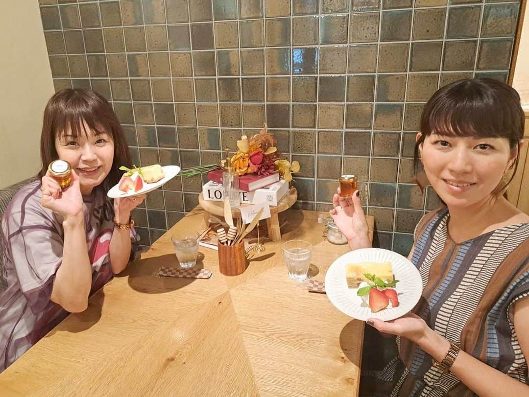 前田彩名さんのインスタグラム写真 - (前田彩名Instagram)「@chikayo_baby  川原ちかよさん。 何を隠そう、 お喋りモンスターのちかよさんとも ちょこちょこお会いしていまして🥰 時に独り占めしたり🥹、 #サタジャン3 中の人と3人だったり！  KYOTO TOWER SANDOの動画に出させてもらったのを2人とも気にかけてくださって😆笑？ せっかくだから！と、 ごはん&スイーツしに行きました🍚  京都駅からすぐなのに、 まだ食べたことがないメニューやお店がまだまだあるという幸せ。笑  何度でも訪れて楽しみたいです❤️ 映える写真も撮れるよ！(ノーエフェクト)  最後の写真はいつもの隠れ家🍯 誰にも教えたくないぐらい、実は私たち気に入ってます。笑」8月31日 11時15分 - ayana.maeda