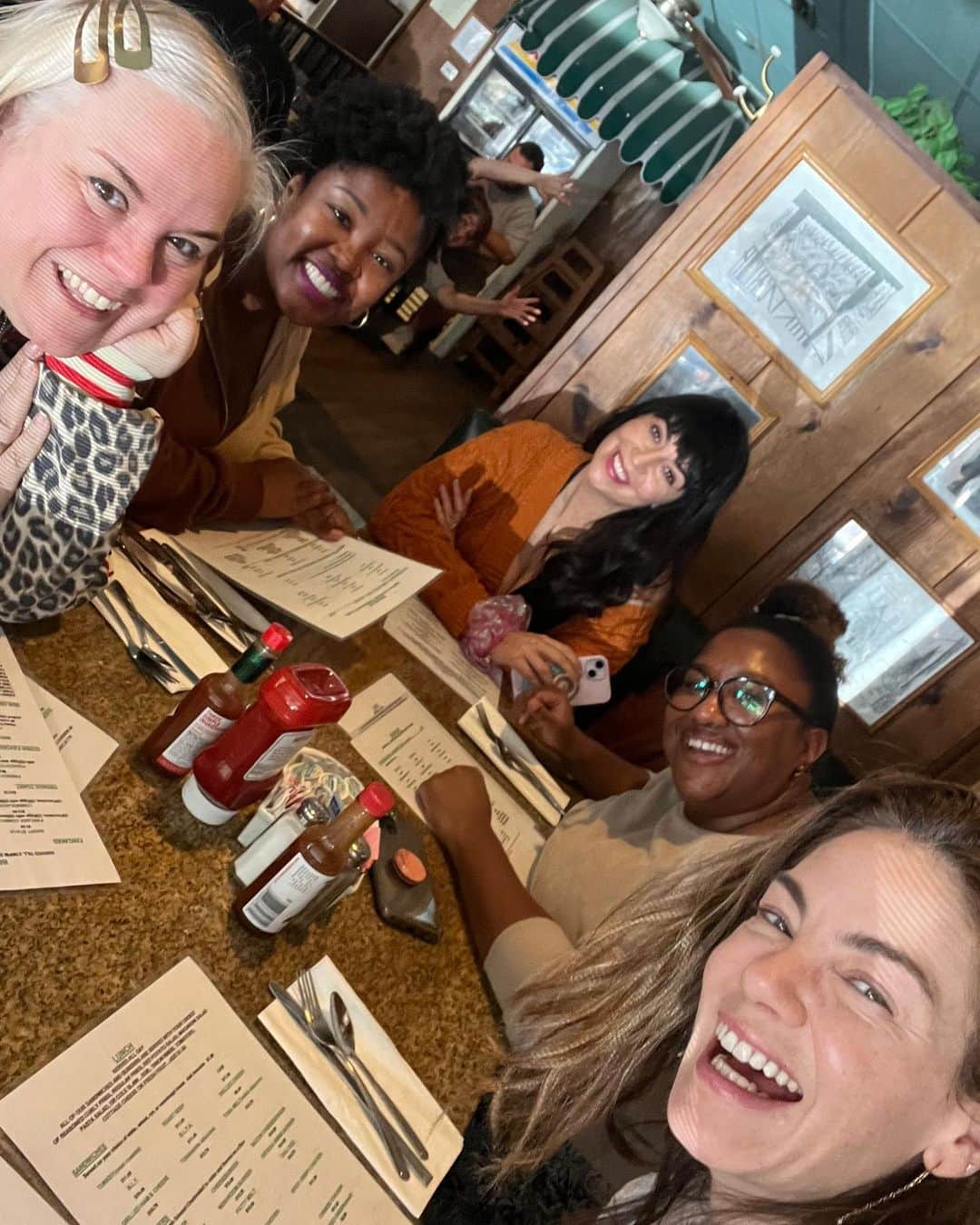 のインスタグラム：「Ladies of the Lake! 💙 Girls trips are literally once in a blue moon!! #worthit #supermoon #superwomen  @ashnb1 @instacais @chelseadevantez @jofeldman @akilahgreen @anaahbell」