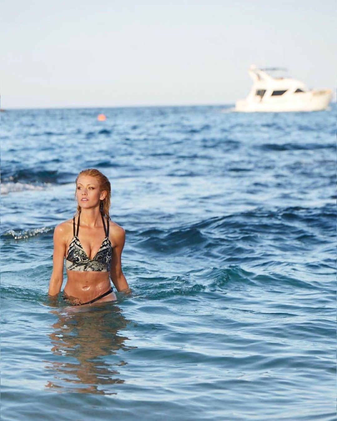 キャサリン・マクナマラのインスタグラム：「Just a Honey Ryder looking for her 007… National #beachday 🍯🏖️   @johnrussophoto @montageloscabos」
