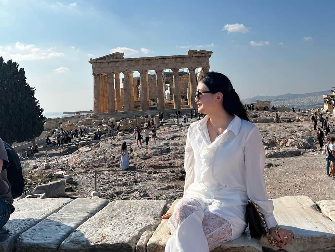 白石小百合さんのインスタグラム写真 - (白石小百合Instagram)「. 🏰Acropolis × Fullmoon🌕  いつぞやの満月ピークタイムのアクロポリス🇬🇷💙 本日のブルームーンに寄せて投稿します🩵🩷  満月の日は不思議な夢をよく見るのだけど、この日の夜は、女神たちと一緒に踊ったりしていて、とっても楽しい夢だったな💃🎵  あ、ほぼ毎月撮ってる月の写真をストーリーにまとめました！ 月とか太陽とか夕陽とか、昔から好きすぎるみたいで、つい撮ってしまう🤍  毎月1日の Whitteマンスリーフレグランス 次回はフルムーンの香りの予定です🤍💙 公式インスタ @whitte_official 明日お知らせします☺️  #pastphoto  #Greece #athene #acropolis #ἀκρόπολις  #bluefeelings💙  #travel #travelphotography #moonaddict #fullmoon #forbluemoon #小百合旅」8月31日 11時28分 - sayurishirais