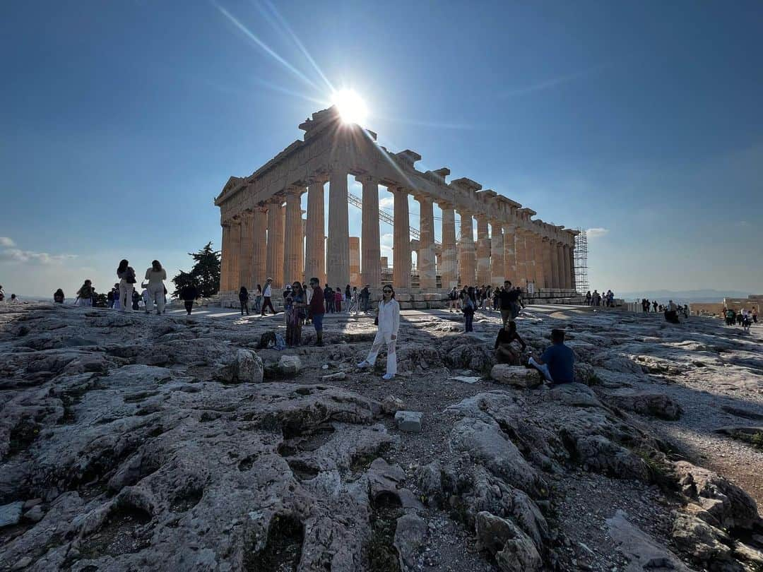 白石小百合さんのインスタグラム写真 - (白石小百合Instagram)「. 🏰Acropolis × Fullmoon🌕  いつぞやの満月ピークタイムのアクロポリス🇬🇷💙 本日のブルームーンに寄せて投稿します🩵🩷  満月の日は不思議な夢をよく見るのだけど、この日の夜は、女神たちと一緒に踊ったりしていて、とっても楽しい夢だったな💃🎵  あ、ほぼ毎月撮ってる月の写真をストーリーにまとめました！ 月とか太陽とか夕陽とか、昔から好きすぎるみたいで、つい撮ってしまう🤍  毎月1日の Whitteマンスリーフレグランス 次回はフルムーンの香りの予定です🤍💙 公式インスタ @whitte_official 明日お知らせします☺️  #pastphoto  #Greece #athene #acropolis #ἀκρόπολις  #bluefeelings💙  #travel #travelphotography #moonaddict #fullmoon #forbluemoon #小百合旅」8月31日 11時28分 - sayurishirais