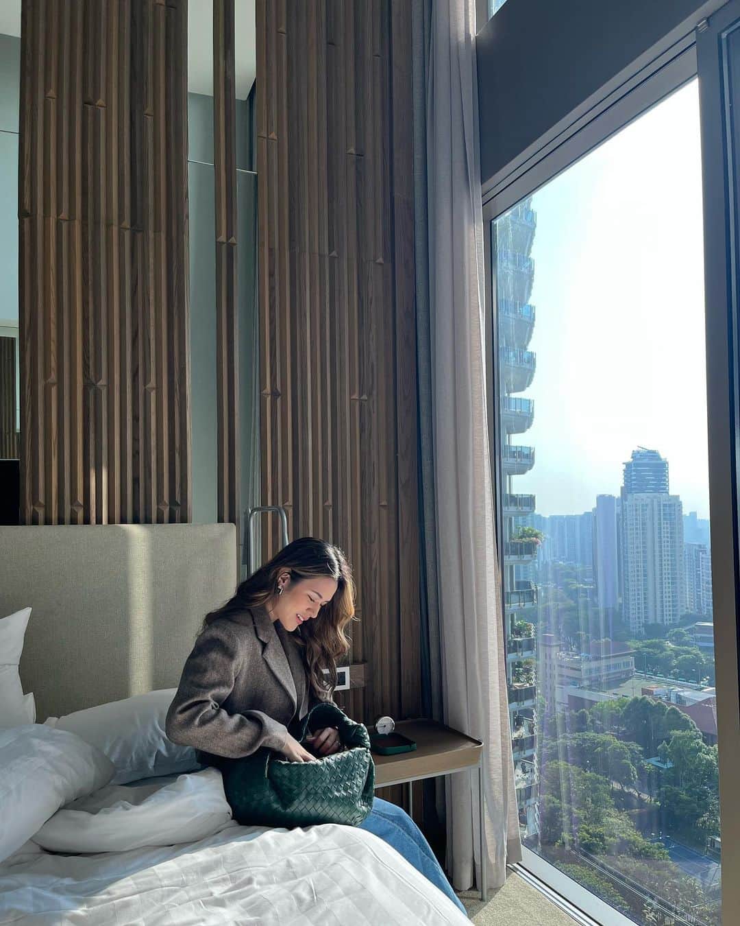 Raisa Andrianaのインスタグラム：「Pretty pretty interior inspo from this hotel. Got spoiled by green hued marbles dan high ceiling..」