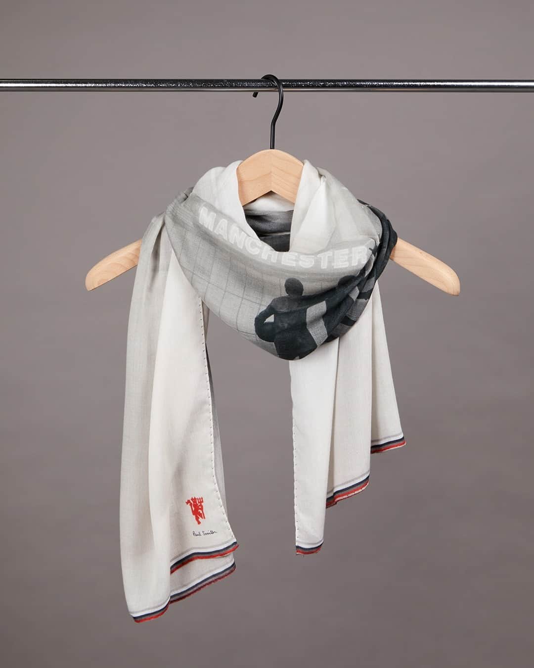 マンチェスター・ユナイテッドさんのインスタグラム写真 - (マンチェスター・ユナイテッドInstagram)「Introducing the limited edition Trinity scarf, bringing history and style in one 🧣   👆 Designed by @PaulSmithDesign, tap the scarf to shop!   #MUFC #ManUtd」8月31日 11時33分 - manchesterunited