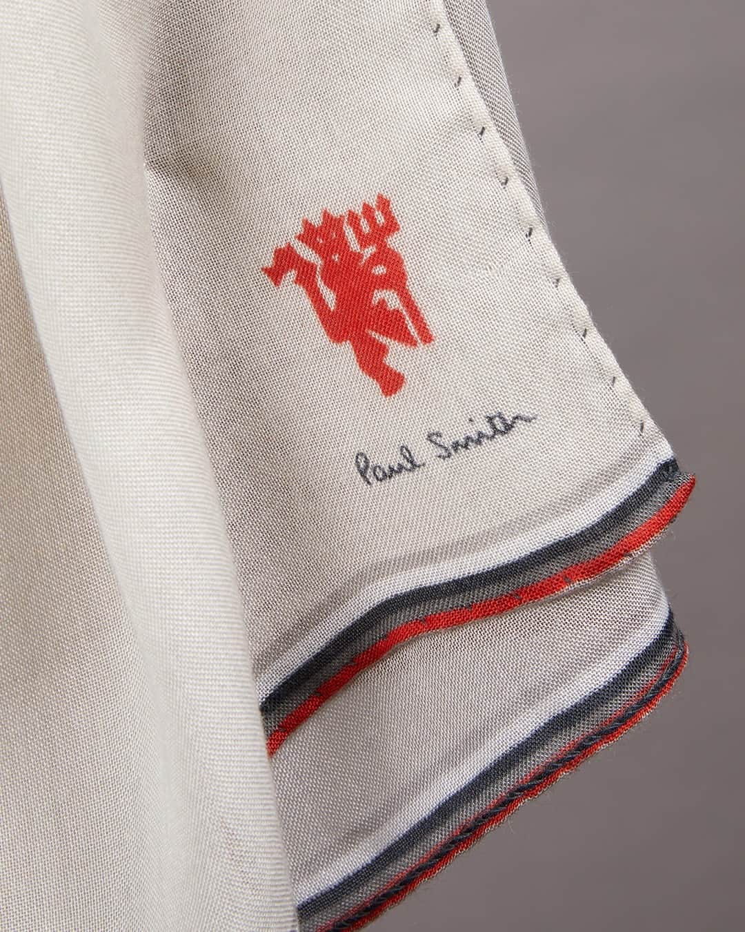 マンチェスター・ユナイテッドさんのインスタグラム写真 - (マンチェスター・ユナイテッドInstagram)「Introducing the limited edition Trinity scarf, bringing history and style in one 🧣   👆 Designed by @PaulSmithDesign, tap the scarf to shop!   #MUFC #ManUtd」8月31日 11時33分 - manchesterunited