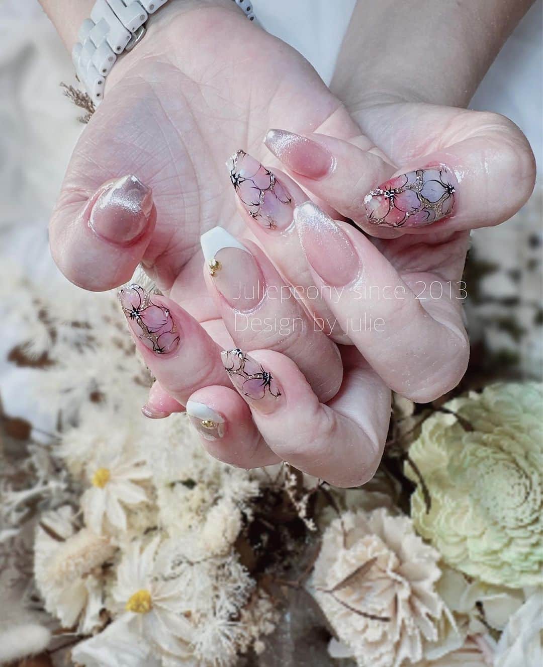 juliepeonyのインスタグラム：「最近畫鏤空花壓力很大的me。 我兩位同事 @juliepeony_nina  @juliepeony_qube 的筆觸流線感突然之間變得⋯好讚◉‿◉（我也不能輸💪） - 大家都聽過竹子定律嗎？ 這邊小小的科普一下（推眼鏡） - 竹子用了4年的時間，僅僅長了3cm從第五年開始，以每天30cm的速度瘋狂地生長，僅僅用了六周的時間，就長到了15米。 其實，在前面的四年，竹子將根在土壤里延伸了數百平米。 - 做人做事亦是如此。不要擔心你此時此刻的付出得不到回報，因為這些付出都是為了扎根。 - 人生需要儲備，有多少人，沒能熬過那三厘米？ - 共勉之 By最近很愛看定律の🐷」