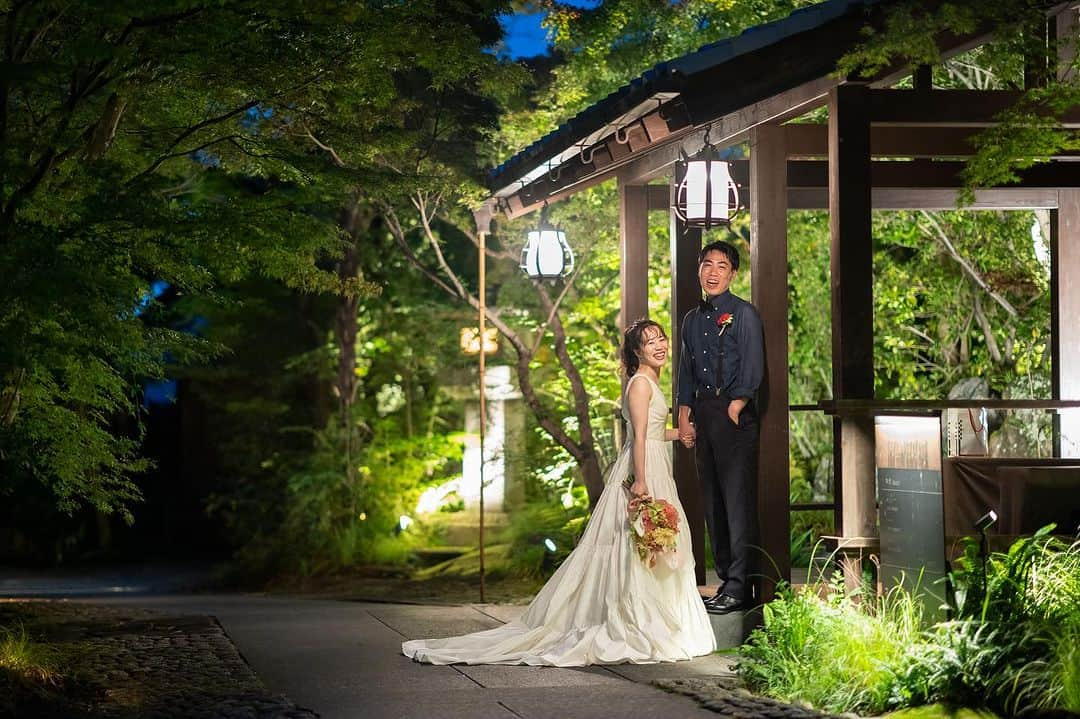 THE SODOH WEDDING OFFICIALさんのインスタグラム写真 - (THE SODOH WEDDING OFFICIALInstagram)「Night Garden .  THE SODOH HIGASHIYAMA KYOTOには 1700坪の緑広がる 広大なお庭がございます  日中青々しい緑のお庭は 夕方になると 新しい姿を見せゲストを魅了します  お色直しのお写真は そんな幻想的な空間で お写真を残していただけます .  >>@sodoh_wedding   #sodoh花嫁#thesodohhigashiyamakyoto  #ザソウドウ東山京都#ソウドウ#sodoh#weddingdress #結婚式　#ガーデンウェディング  #thetreatdressing#プレ花嫁#卒花嫁#結婚準備#式場探し#関西花嫁#京都花嫁#入籍#プロポーズ#前撮り#ウェディングドレス#ウェディングヘアメイク　#トリートドレッシング #和装」8月31日 11時37分 - sodoh_wedding