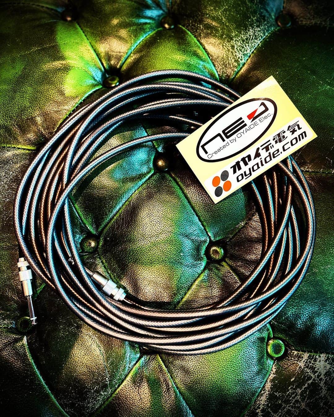 Ju-kenのインスタグラム：「お世話になってるオヤイデ電気さんの “Ecstasy Cable” 試してみました  レンジが狭くなるわけではないが、散らない程度の程よいコンプ感があり、強めなタッチで弦を泣かすと追従して表現してくれるいいケーブルでした🥴  今のケーブルに納得いってない方、そろそろ買い換えどきかなぁと思ってる方、ぜひお試しください👍🏻  @oyaide_neo  #ecstasycable」