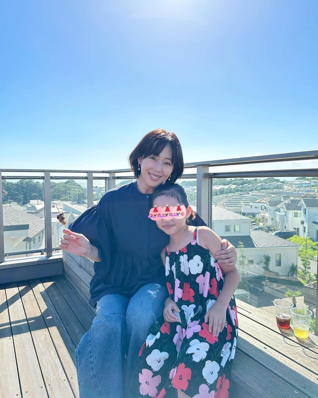 井上和香のインスタグラム：「. 夏の思い出  ピーさんのお誕生日会💕 素敵なお家にご招待いただき娘とお邪魔しました！ とっても素敵に景色と美味しいご飯で最高の日でした✨ 途中近くの海に行って、水遊び😆  あれ？  私とピーさんの写真がなかった🤣🤣 いつもいつもですが、ピーさんの人脈の広さに驚かされます✨  #ピーさん誕生日会 #BBQ #焼いていただいて #私は食べるだけ #美味しかったです」