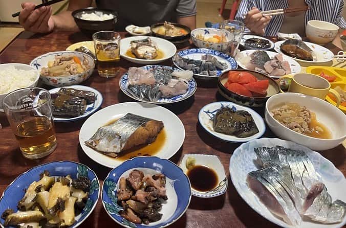 竹本茉莉のインスタグラム：「. 最近のカメラロールのごはん 🍚実家のよるごはん 🍧桃のかき氷 🍱めっちゃ美味しかった海苔弁 🍜丸亀製麺ばっかり食べてる 🍜ロカヒの限定2連発 🍜冷やしトムヤム麺 🐟冷やしたい焼き 🐷豚カツ！！！ . めちゃめちゃ美味しい豚カツを食べたのですが、それでもロースは苦しかったです😀うう」