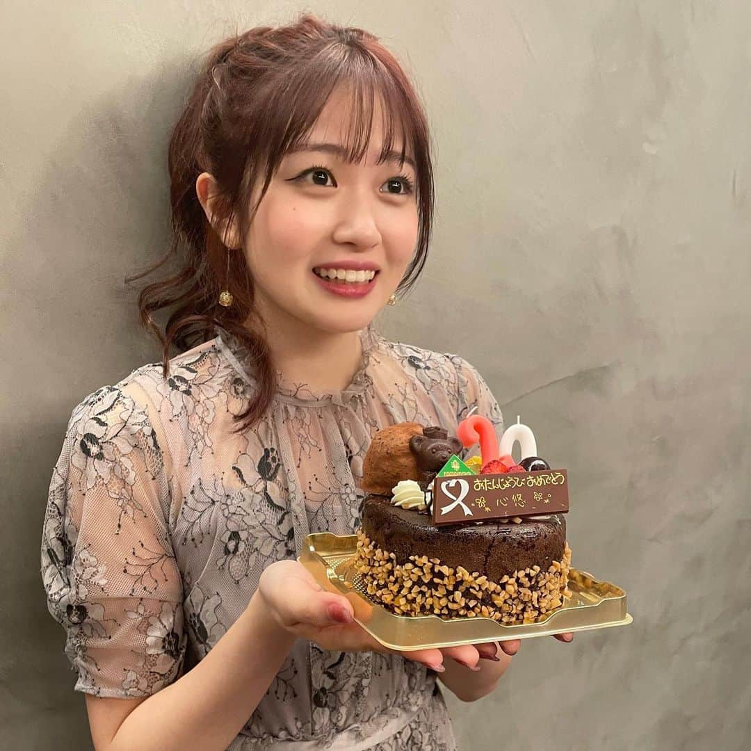 ミユフィーヌ（REVERBEE）さんのインスタグラム写真 - (ミユフィーヌ（REVERBEE）Instagram)「8/30！20歳の誕生日を迎えました🎂  たくさんの人に祝っていただけて、幸せな誕生日でした！！ 本当にありがとうございました🥰  ライブ終了後に、スタッフの皆さんがお祝いしてくれました！🥹✨ （バースデーソングも歌ってくれた🎶） 最後は嬉しすぎてびっくりしてる顔😳笑  たくさんの人への感謝の気持ちでいっぱいです！  ハタチも私らしく全力で、そしてたくさんの人に音楽を届けていきたいです！ 20歳の心悠も宜しくお願いします🔥  #誕生日 #ハタチ」8月31日 11時55分 - miyu_03.0830