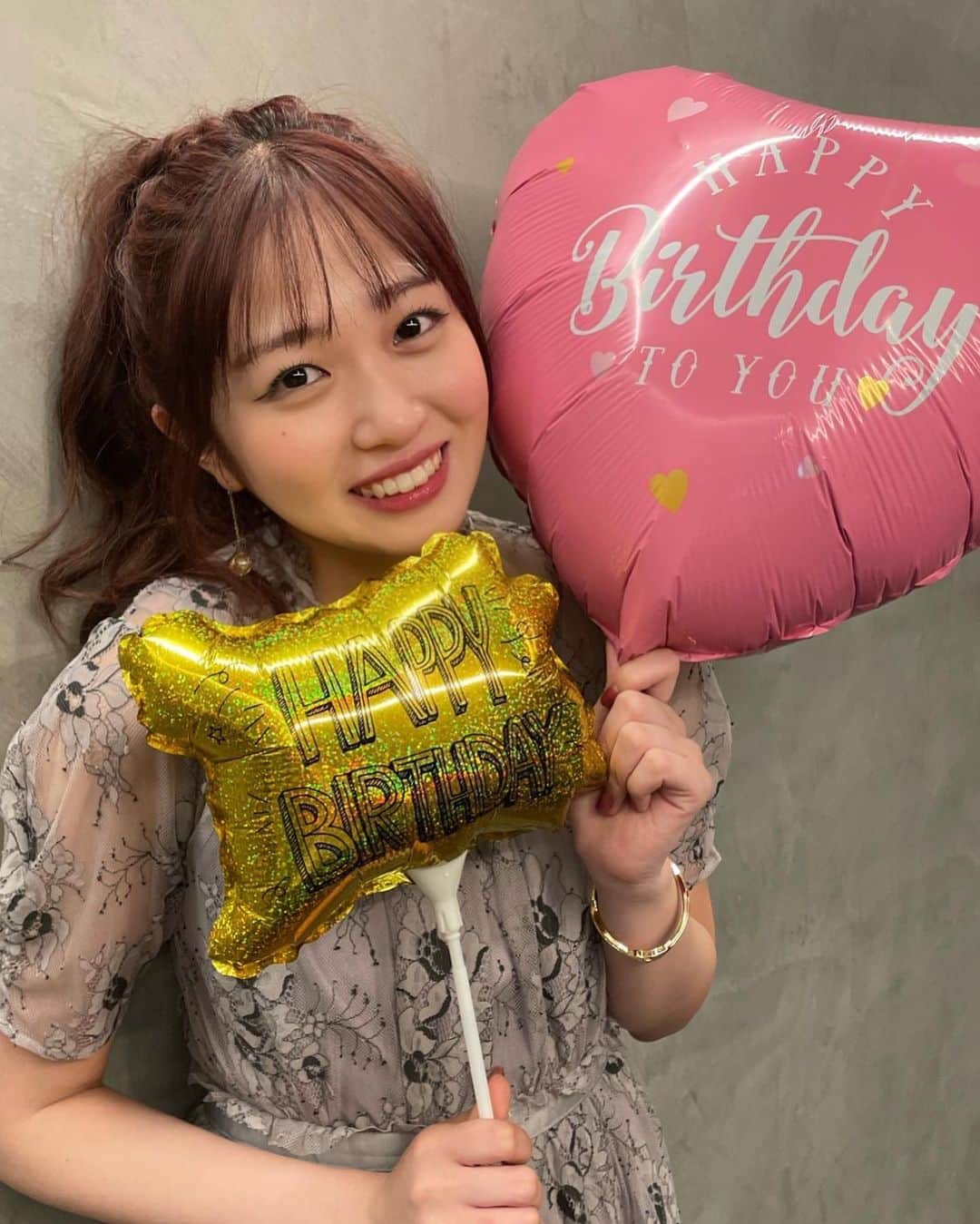 ミユフィーヌ（REVERBEE）のインスタグラム：「8/30！20歳の誕生日を迎えました🎂  たくさんの人に祝っていただけて、幸せな誕生日でした！！ 本当にありがとうございました🥰  ライブ終了後に、スタッフの皆さんがお祝いしてくれました！🥹✨ （バースデーソングも歌ってくれた🎶） 最後は嬉しすぎてびっくりしてる顔😳笑  たくさんの人への感謝の気持ちでいっぱいです！  ハタチも私らしく全力で、そしてたくさんの人に音楽を届けていきたいです！ 20歳の心悠も宜しくお願いします🔥  #誕生日 #ハタチ」
