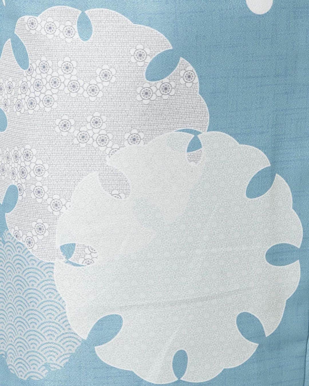 ふりふさんのインスタグラム写真 - (ふりふInstagram)「. 🆕 小紋単品「 雪輪レース 」 ～雪月花シリーズ～  古典文様である雪輪をレース柄に見立てたデザインです。 ドットはまるで雪のよう。レースの蝶々が舞い、 レトロな図案を思わせます。上品で印象的な、着物らしい一着です。  ポリエステル100％でご自宅の洗濯機で丸洗い可能。 着物の取り扱いに慣れない初心者の方でも安心してお手入れできます。 普段着きものとして気負わず気軽にご着用いただけます。  ____  Knock！ Collection  新しい季節の訪れとともに、新しい世界の扉が開く。 「おとぎの国のきもの」・「いきものきもの」・「雪月花」好奇心をくすぐる、9枚の着物たち。  着物を好きな方はもちろん、これから着物を始めたい方、まだ着たことがない方にも一歩踏み出して欲しい…そんな想いを込めました。  あなたはどの扉をKnockする？  ____  8/18 fri.-9/18 mon. 上記の期間中、嬉しい企画をご用意🥳🎉  1️⃣「knock」シリーズ WEB限定：おとぎの国きものが期間限定で実店舗にも入荷！※数量限定となります💨  2️⃣【早期購入者特典】期間限定で全シリーズ10%OFF 対象店舗▶️実店舗・オフィシャルオンラインストア ____  #furifu #ふりふ  #timeslip #2023aw  #着物 #kimono #japanstyle #souvenir  #雪輪レース #着物コーデ #着物女子  #すぐに変われる魔法がある」8月31日 11時55分 - furifufurifu