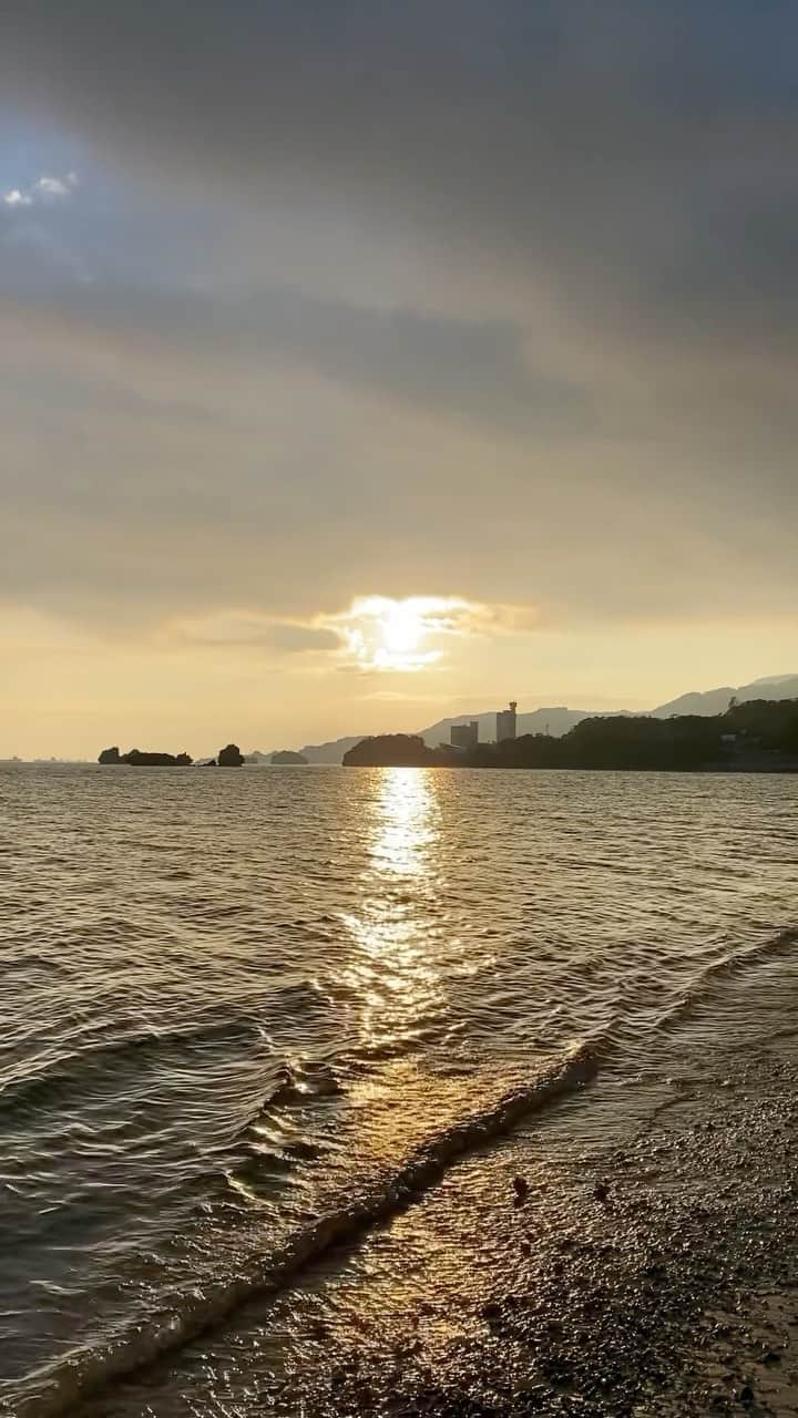 のインスタグラム：「#夏の思い出 大人３人と子ども４人で沖縄旅行✈️ 毎日朝から海で遊び 夜はテラスで食事したり、外食したり、花火したり のんびりするって言うよりも 毎日アクティブに行動していたから なかなか更新できず🫠  海が綺麗すぎてシュノーケルが出来ない心も 水面からお魚が見えていたので「おさかな〜おさかな〜」 と興奮🐟  去年は浮き輪の中で居眠りしてたけど、 今年は腕に通す浮き輪だけでも上手に浮かんで 自分の行きたい方向に足をバタバタ🦶 怖がらなさすぎて目を離せなかった😌  外食も良いけどテラスで食べる夜ごはんは最高だった🤤  #夏休み #沖縄 #沖縄旅行 #家族旅行  #海」