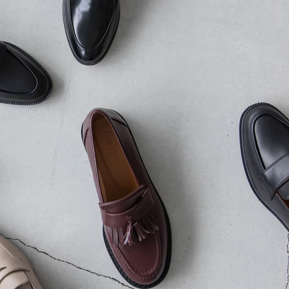 AdeVivreのインスタグラム：「loafer collection 2023 autumn&winter  秋らしい足元にアップデートしてくれる、タイムレスな魅力を持つローファー。  *取り扱い店舗 ルクアイーレ店 エキエ広島店 大船ルミネウィング店 横浜ジョイナス店 オンラインストア . . オンラインストアはいつでも送料無料（備品を除く） ご自宅でのオンラインショッピングをお楽しみください @adevivre . .  #adevivre #shoes #new #靴 #japan #fashion #outfit #shoes #loafer #leather #アドゥヴィーヴル #ローファー #革靴 #革靴女子 #ローファーコーデ」