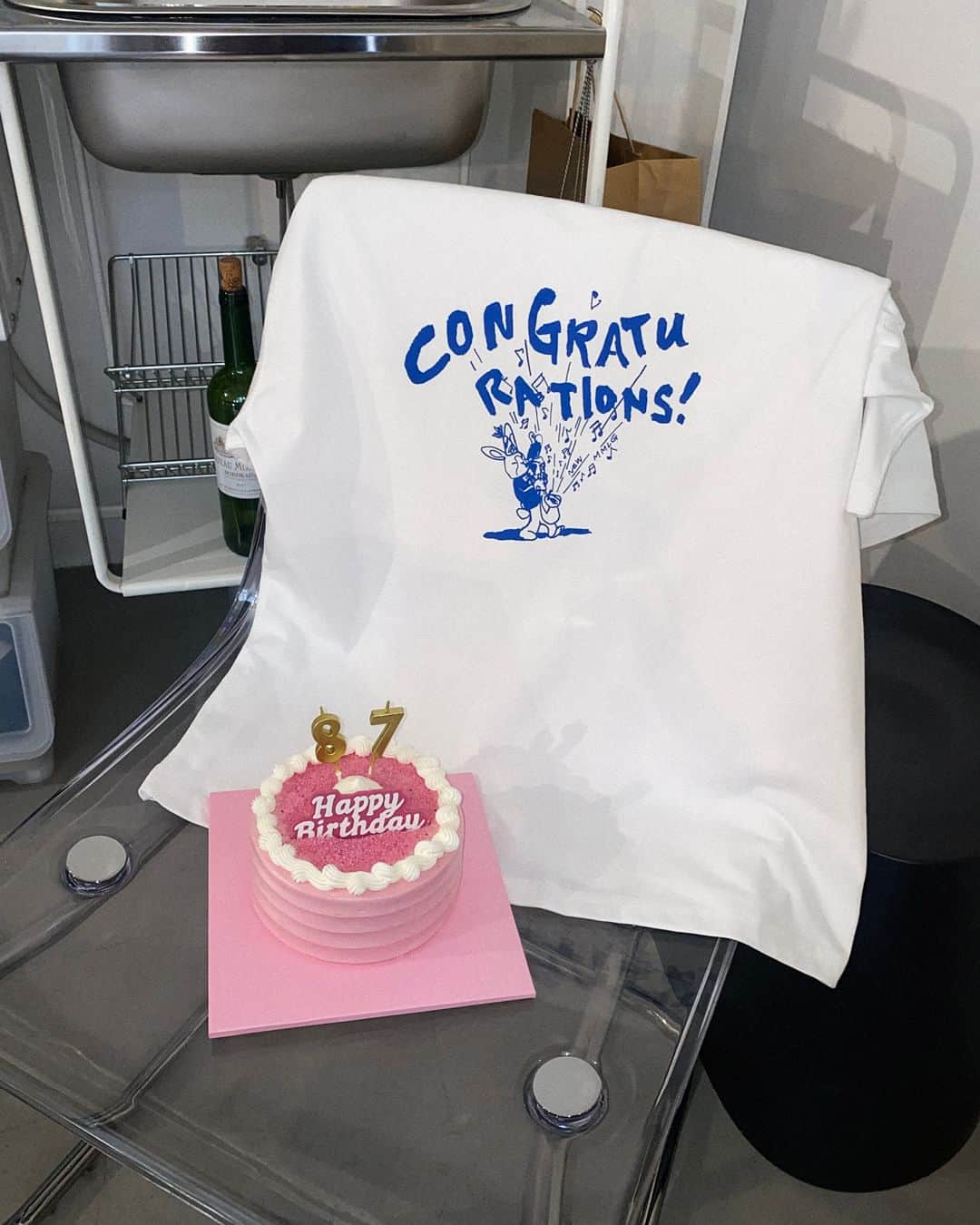 87MMのインスタグラム：「🎂  87MM 온라인 스토어 그린 회원에 한하여 매해 생일 선물을 보내드리고 있습니다. 2023년은 CONGRATS HF-T를 보내드립니다! (사이즈 랜덤 발송) 🎉  🐰 인스타그램 스토리 필터 검색에서 '87MM'을 검색하면, CONGRATS HF-T 그래픽으로 제작된 필터를 사용하실 수 있습니다.  87mm.co.kr」