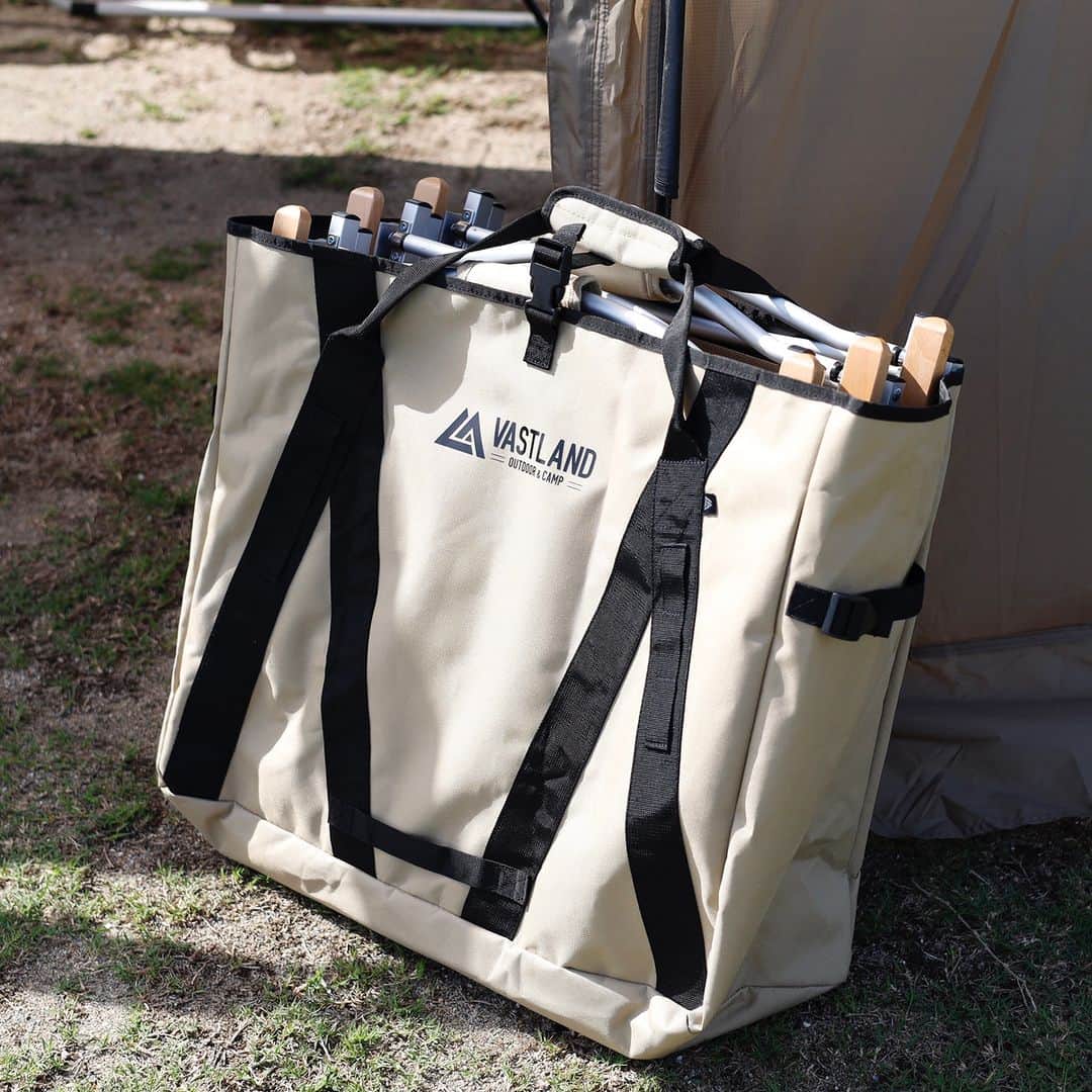 VASTLANDのインスタグラム：「. ／ NEWサイズ✨ キャンプトートバッグ 75Lが発売！ ＼  テーブルやチェア、運びにくい小物ギアなどをまとめて運べる😉👍 ※画像はフォールディングチェア三脚を収納しています。  各ストアにて販売中です🛒  #VASTLAND #ヴァストランド #新商品 #キャンプトートバッグ #キャンプ #CAMP」