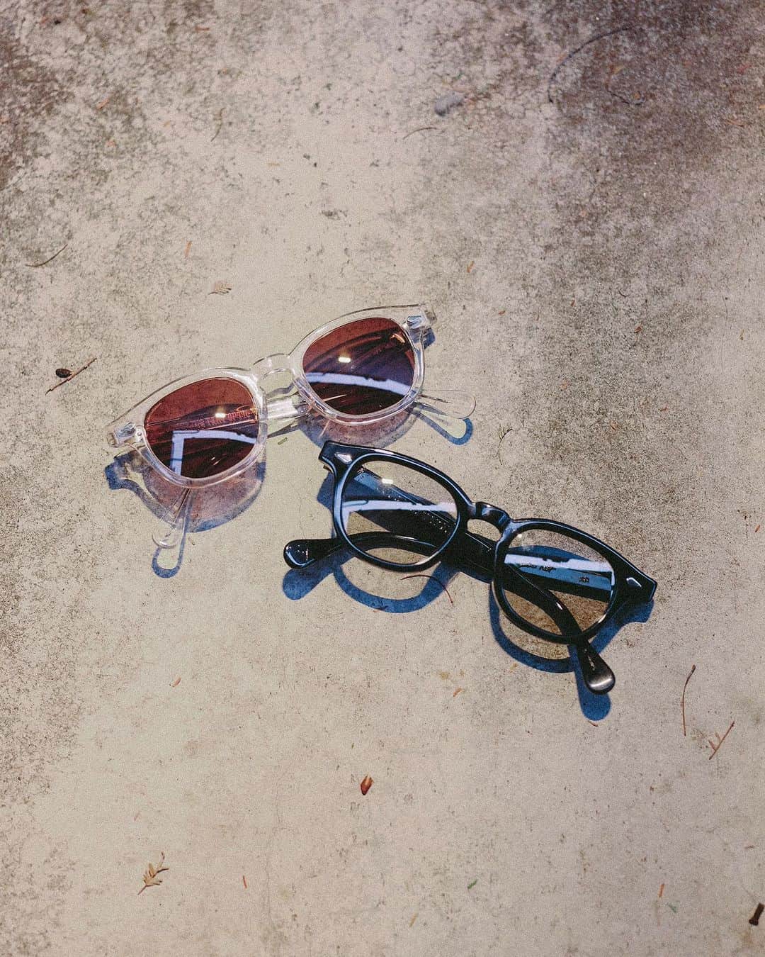 のインスタグラム：「JULIUS TART OPTICAL x BEDWIN & THE HEARTBREAKERS  定期的に別注を依頼している @juliustartoptical のサングラス「AR SUN」が登場。  ヴィンテージフレーム「ARNEL」をベースにクラシックな46mmで仕上げたモデル。BLK x GRNとCLR x BRNの2パターンでの展開。  bedwintokyo.comにて発売中。  #bedwinandtheheartbreakers  #bedwin #ベドウィン  #juliustartoptical」