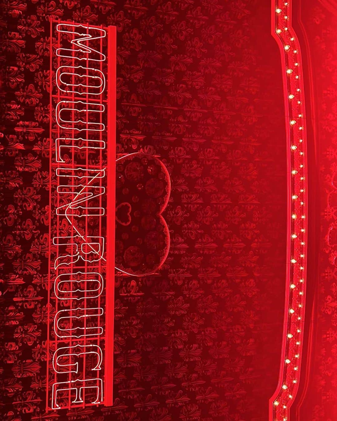 萩原舞さんのインスタグラム写真 - (萩原舞Instagram)「. 先日ムーラン・ルージュ！ザ ミュージカルを観に行きました...🎠  ずっと観に行きたくて夫の誕生日にプレゼントとして夫婦で行きました。  なにしろ、加賀ちゃんが出演してるということで、すっごく楽しみでした✨  こういったミュージカルを観に行くのは初めてだったのですが、すごく楽しくて 音楽も知っている楽曲が多々ありノリノリで観劇しました。  ほんっとに楽しかった...🥹 観るだけではなく、一緒に音楽を楽しむシーンも多々ありショーみたいな感じでした✨  そして加賀ちゃん。 めっちゃかっこよかった😭💯 °C-ute時代はたくさん色々な形で一緒になる事があったけど、こうして別の形で新しい道で進んでる加賀ちゃんはすごく刺激にもなったし尊敬しました。 これからもずっと応援しています🫂🌿  また観たいくらい 夫婦で大興奮で とっても素敵な時間でした✴︎  #ムーランルージュザミュージカル  #ムーランルージュ」8月31日 12時04分 - mai_hagiwara_22462