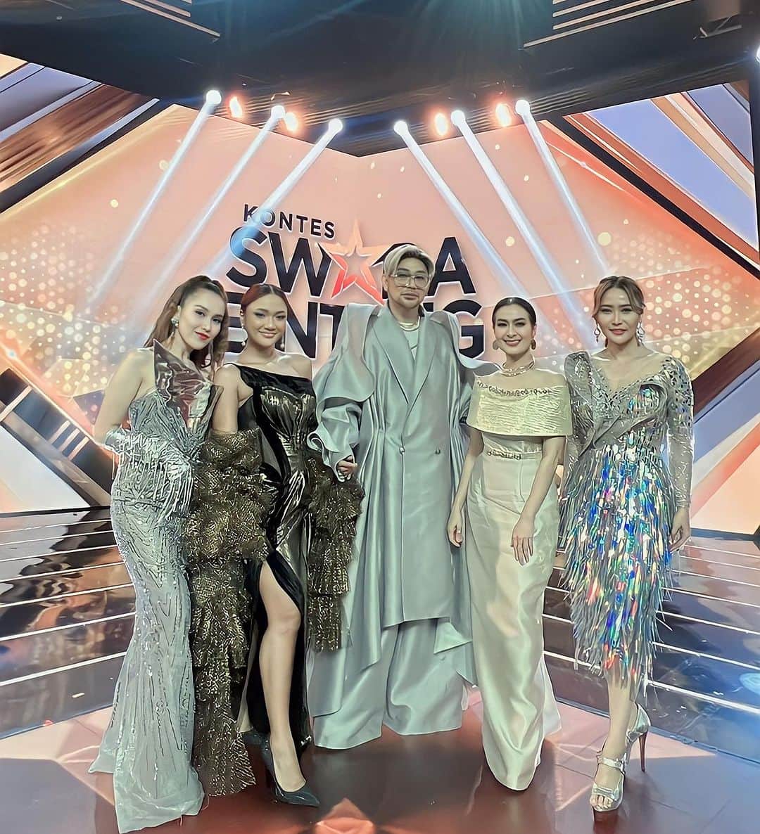 アユ・ティンティンのインスタグラム：「Thank u buat semua yg udh selalu nonton @kontesswarabintang 😍🙏🏻 udh selalu setia sm kita semua di season ini, n congrats utk para pemenang kontes swara bintang👍🏻🥰 happy bgt bs punya team judges yg asik, seru pokoknya 🥰 see u in the next season guys 🥰❤️」