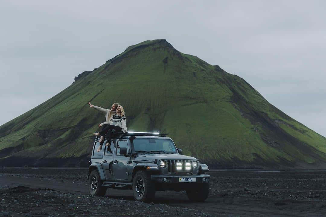 キャサリン・ウィニックのインスタグラム：「Life is meant for great adventures and close friends. Thank you for the magical memories Iceland💫 @arcticjourneys」