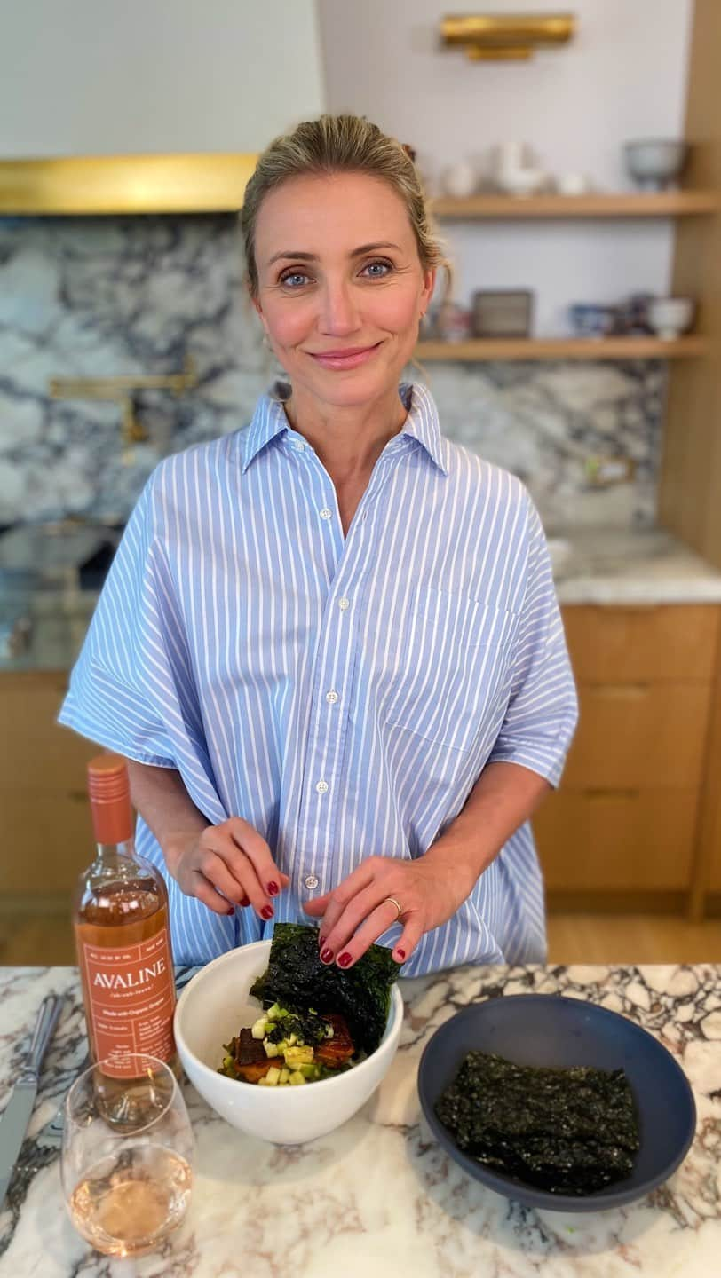 キャメロン・ディアスのインスタグラム：「Organic Month starts on FRIDAY 🍾 What better way to celebrate than by cooking up some tasty, organic meals in the kitchen?   First up: the yummiest rice bowl with pan-seared salmon, sautéed kale & a tropical pineapple salsa. This is going to be your next go-to weeknight dinner and it pairs perfectly with Avaline Rosé. Find the full recipe on drinkavaline.com in our journal.   Cheers, everyone!」