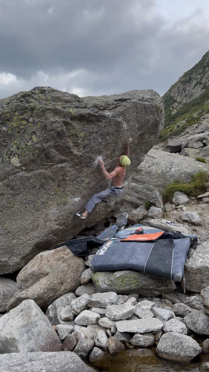 デイブ・グラハムのインスタグラム：「Golden Gate [8A+] Wow 🫨 What a sick lil banger this one is!!! Super pure power rig established by @diego__cameroni 🔥✊🏻 Didn’t go down very easily as I tried it on the hottest days we had all summer (26C?), but what a rewarding feeling to summit this lil beast with zero chalk on my hands 😂 Felt more like 8c boulder that evening (even tho its not) but damn, had to go 100 on this one 🤣 So happy to feel my finger’s strength returning and clamp down on amazing grips again with no fear, especially on majestic holds like these!!! Colder temps have arrived so it’s time to focus on the harder projects 😅VAMOSSSSSS 🔥🔥🔥 @adidasterrex @fiveten_official @petzl_official @frictionlabs @sendclimbing @tensionclimbing」