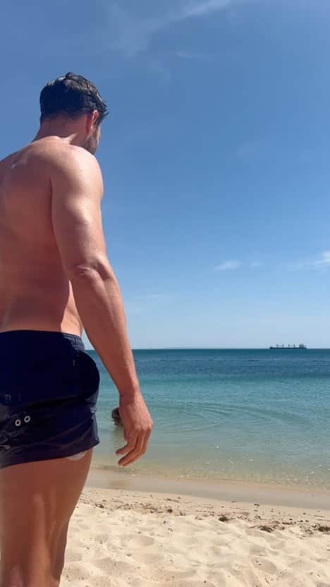 ジェイミー・ドーナンのインスタグラム：「It’s important to practise bellyflopping. It’s a lost art. 🇵🇹」