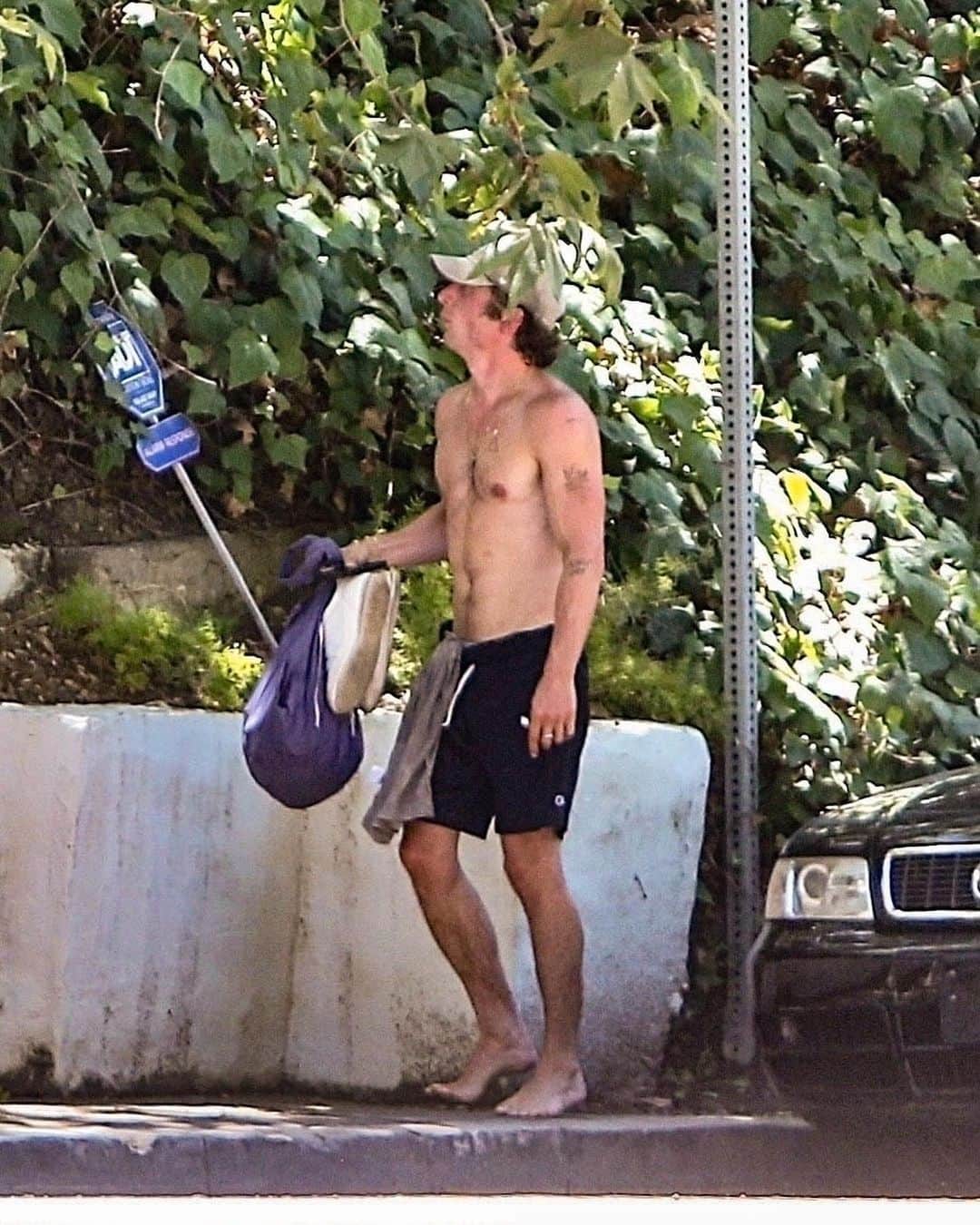 Just Jaredさんのインスタグラム写真 - (Just JaredInstagram)「The Bear’s Jeremy Allen White goes shirtless and barefoot for a morning jog. Head to JustJared.com to see more photos.  #JeremyAllenWhite Photos: Backgrid」8月31日 3時39分 - justjared