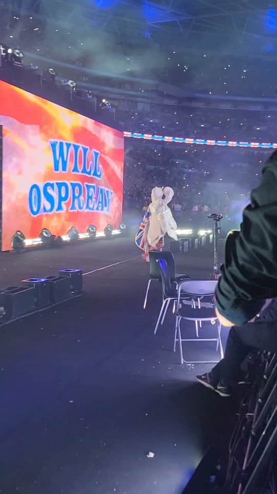 ウィル・オスプレイのインスタグラム：「What a hero's welcome for @willospreay. Over 80,000 strong cheering the Aerial Assasin in his homeland.」