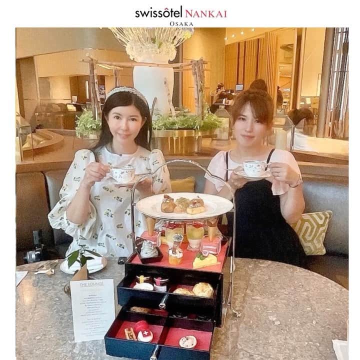 のインスタグラム：「【大阪】スイスホテル南海大阪♡ホテル開業20周年を記念スイス アフタヌーンティー開催中   NEWS  ライフスタイル  フォトジェニック  女子会  アフタヌーンティー  スイスホテル南海大阪  大阪  女子旅   山内 寛子 日本、大阪 – スイスにルーツを持つスイスホテル南海大阪では、今年9月に迎えるホテル開業20周年を記念し、スイスをテーマにしたアフタヌーンティー「スイス アフタヌーンティー」を、2023年9月30日(土)までご提供中です。  Untitled 日本で唯一のスイスホテルブランドとして、スイスらしさ、スイス流おもてなしをお届けされて20年。これからもスイスと日本を繋ぐ架け橋であり続けたいという想いを込めて、ホテルのルーツである「スイス」をテーマにしたアフタヌーンティー「スイス アフタヌーンティー」を、スイス建国記念日である8月1日よりご提供開始されています。  Untitled エグゼクティブ・ペストリーシェフ 中村友樹氏が手掛けるスイーツには、  Untitled  Untitled  Untitled スイス産ホワイトチョコレートのプリンにメロンとブドウの果肉をのせた「スイスホワイトチョコレートプリンレモンソース」をはじめ、スイスの代表的なチーズであるエメンタールを使用した「レアチーズケーキ」、スイスのシンボルである美しくそびえるマッターホルンを表現した「黒ゴマのモンブラン」の他、スイスの銘品である時計がデザインされた「キャロットケーキ」などのスイス伝統菓子が並びます。また、まだまだ暑さ続く夏を心地よくお過ごしいただくため、アフタヌーンティーでは初のご提供となるスイスチョコレートを使用したアイスクリームも登場。スイスづくしの7種類をいただけます。セイヴォリーでは、サーモンの食感と優しいスモークの香りが楽しい「スモークサーモンのクレープ包み」や、「スイスチーズのパンとトリュフクリームチーズ」などの4種類をご堪能ください。  2U1A1979 日本ではスイスホテルでしか飲むことができない、スリランカ紅茶・ディルマの最高級ライン「ティーメーカー・シリーズ」のティービュッフェと共にお楽しみいただけます。  まもなく開業20周年を迎えるスイスホテル南海大阪で、スイスの魅力溢れるアフタヌーンティーと共に、贅沢なティータイムをお過ごしください。  ◆「スイス アフタヌーンティー」　  期間：～2023年9月30日(土) 場所：スイスホテル南海大阪 6階 「ザ・ラウンジ」 営業時間：11:00-18:00 料金：平日 5,000円　土日祝 6,000円 　※ディルマ「ティーメーカー・シリーズ」ティービュッフェ付き（2時間制）  ご予約・お問合せ：06-6646-5004 (直通) または　TheLounge.Osaka@swissotel.com ご予約URL：https://www.tablecheck.com/shops/swissotelnankaiosaka-thelounge/reserve 公式ウェブサイト：https://swissotelnankaiosaka.com/ja/offers/the-lounge-swiss-afternoon-tea/  メニュー： スイーツ  ・スイスホワイトチョコレートプリン レモンソース ・エメンタールレアチーズケーキ ・キャロットケーキ ・マッターホルン　黒ゴマのモンブラン ・エンガディナー ・ルクセンブルゲリ　ラズベリーとバニラのマカロン ・スイスチョコレートアイスクリーム  セイヴォリー ・カニと野菜のクリームコロッケ ・スモークサーモンのクレープ包み ・スイスチーズのパンとトリュフクリームチーズ ・生ハムのムースタルトレット  スコーン  ・プレーンスコーン ・エメンタールチーズスコーン」
